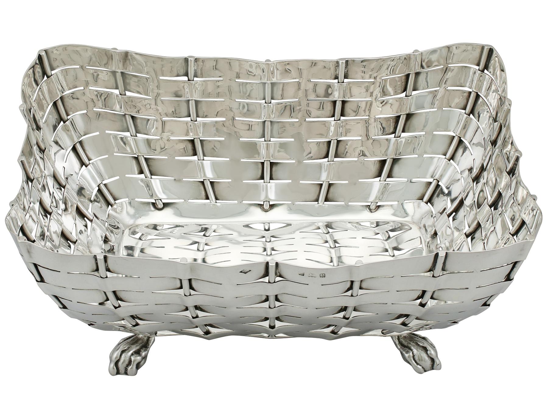An exceptional, fine and impressive, large antique Edwardian sterling silver bread dish; an addition to our ornamental silverware collection.

This exceptional antique Edwardian sterling silver dish has a rounded rectangular form.

The body of