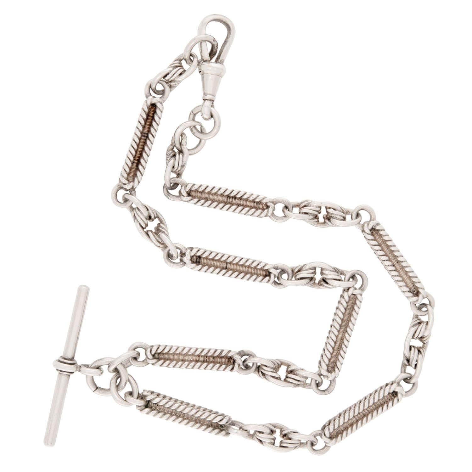 Una favolosa collana a forma di fob di epoca edoardiana (ca. 1910)! Questa splendida catena è realizzata in argento sterling ed è composta da maglie alternate a barrette e a spirale. Tutti gli anelli sono molto intricati e hanno un aspetto