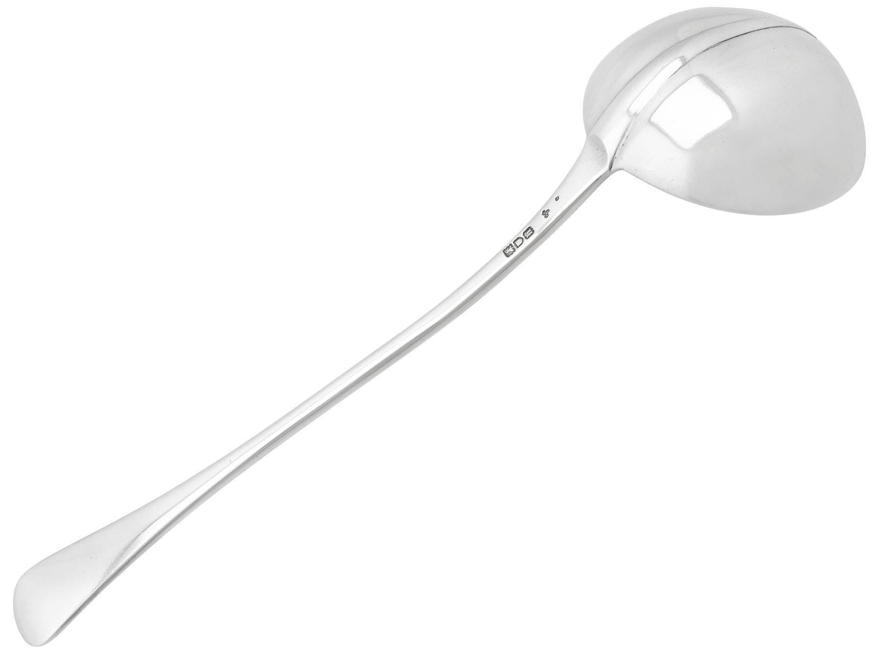 An exceptional, fine and impressive antique Edwardian English sterling silver Hanoverian Rat Tail pattern soup ladle; an addition to our silver cutlery collection.

This exceptional Edwardian sterling silver soup ladle has been crafted in the