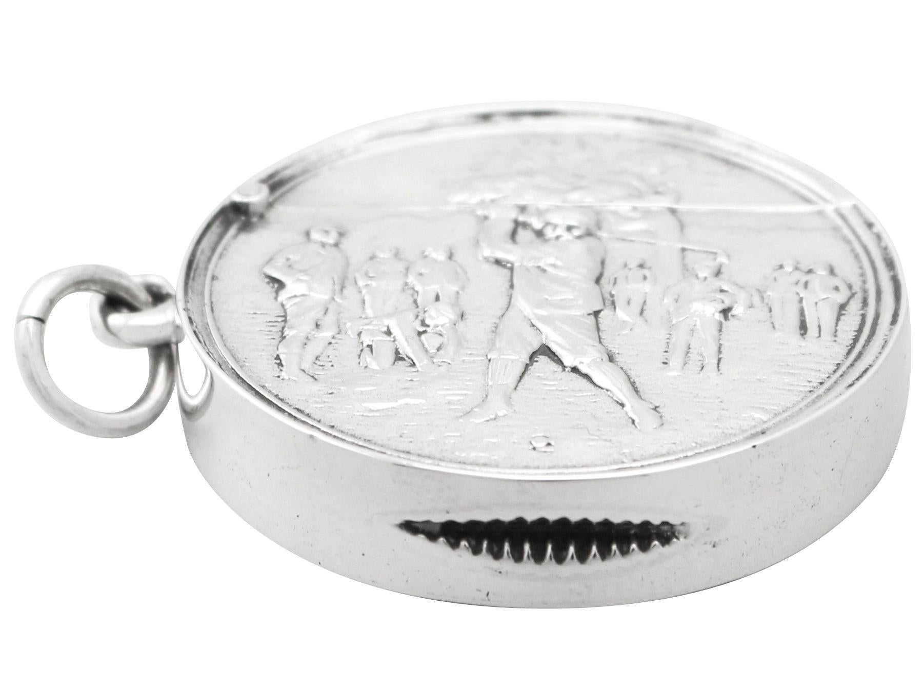 A fine and impressive antique Edwardian English sterling silver vesta case with golfing interest; an addition to our sports related silverware collection.

This fine antique Edwardian English sterling silver vesta case has a plain circular