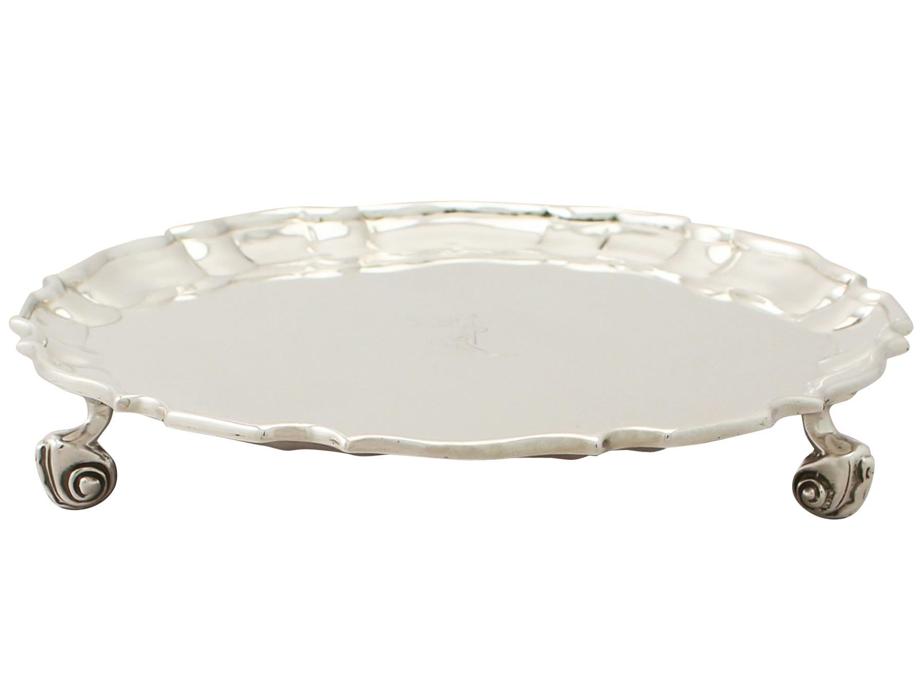 A fine and impressive antique Edwardian English sterling silver waiter; an addition to our Edwardian dining collection.

This fine antique Edwardian English sterling silver waiter has a plain circular shaped form.

The surface of fine example of