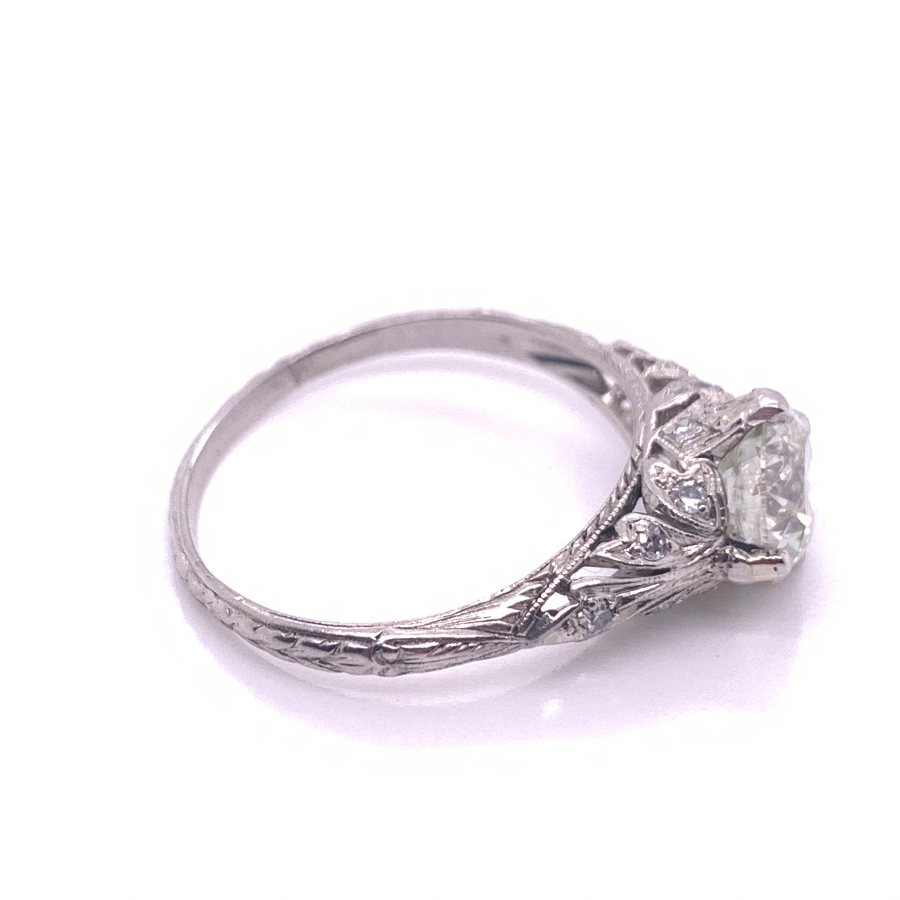 Dieser wunderschöne Platinring stammt aus der Edwardianischen Ära (1910-1920) und wurde von einem leidenschaftlichen Künstler handgefertigt. Die Filigranarbeit ist perfekt gleichmäßig und ausgewogen. Die Gravur reicht bis zum unteren Ende des