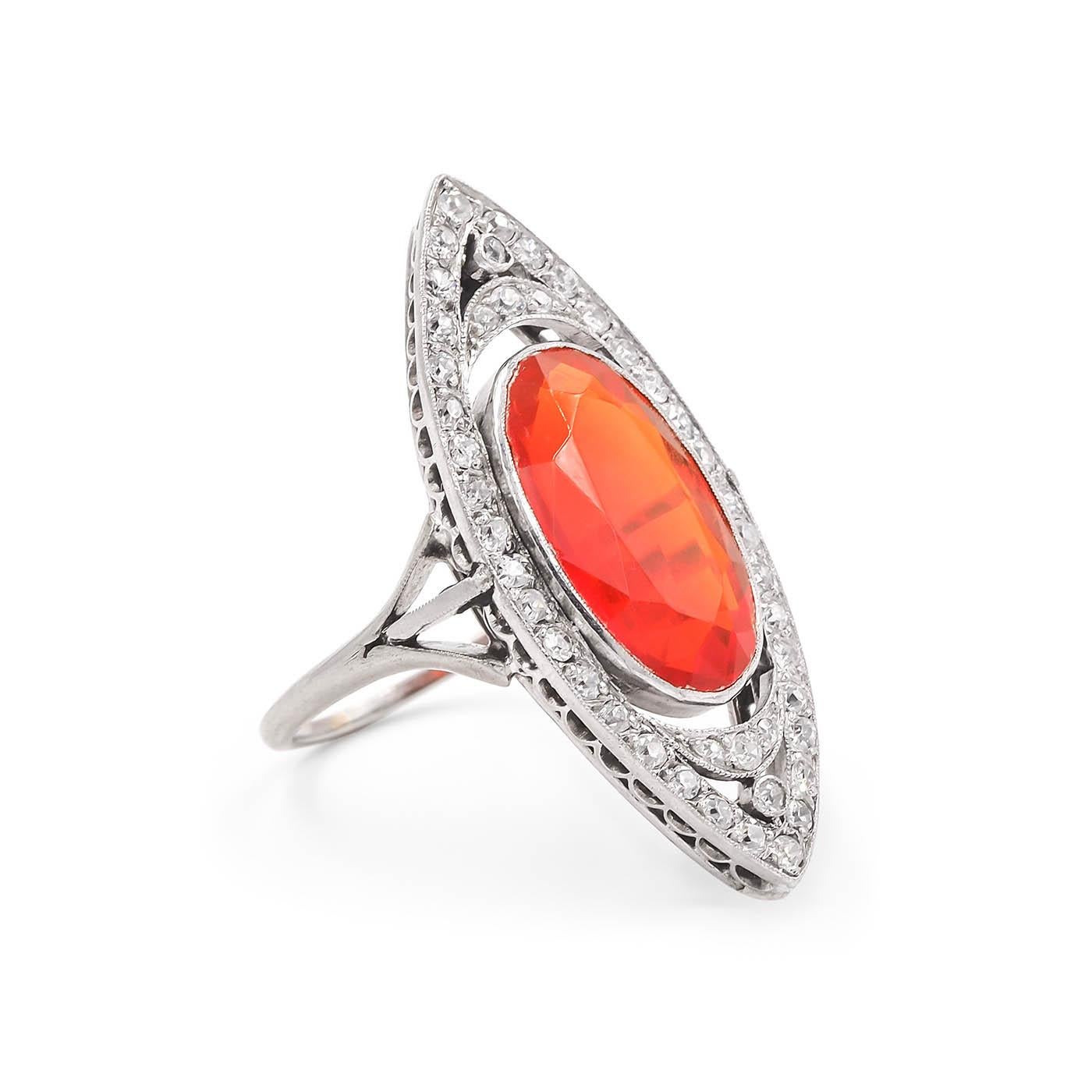 Anillo Navette de Ópalo de Fuego Natural de la Época Eduardiana y Diamante de Corte Europeo Antiguo compuesto de oro blanco de 18 quilates. Con un ópalo de fuego mexicano natural central de talla ovalada y un peso estimado de 5,00 quilates, rodeado