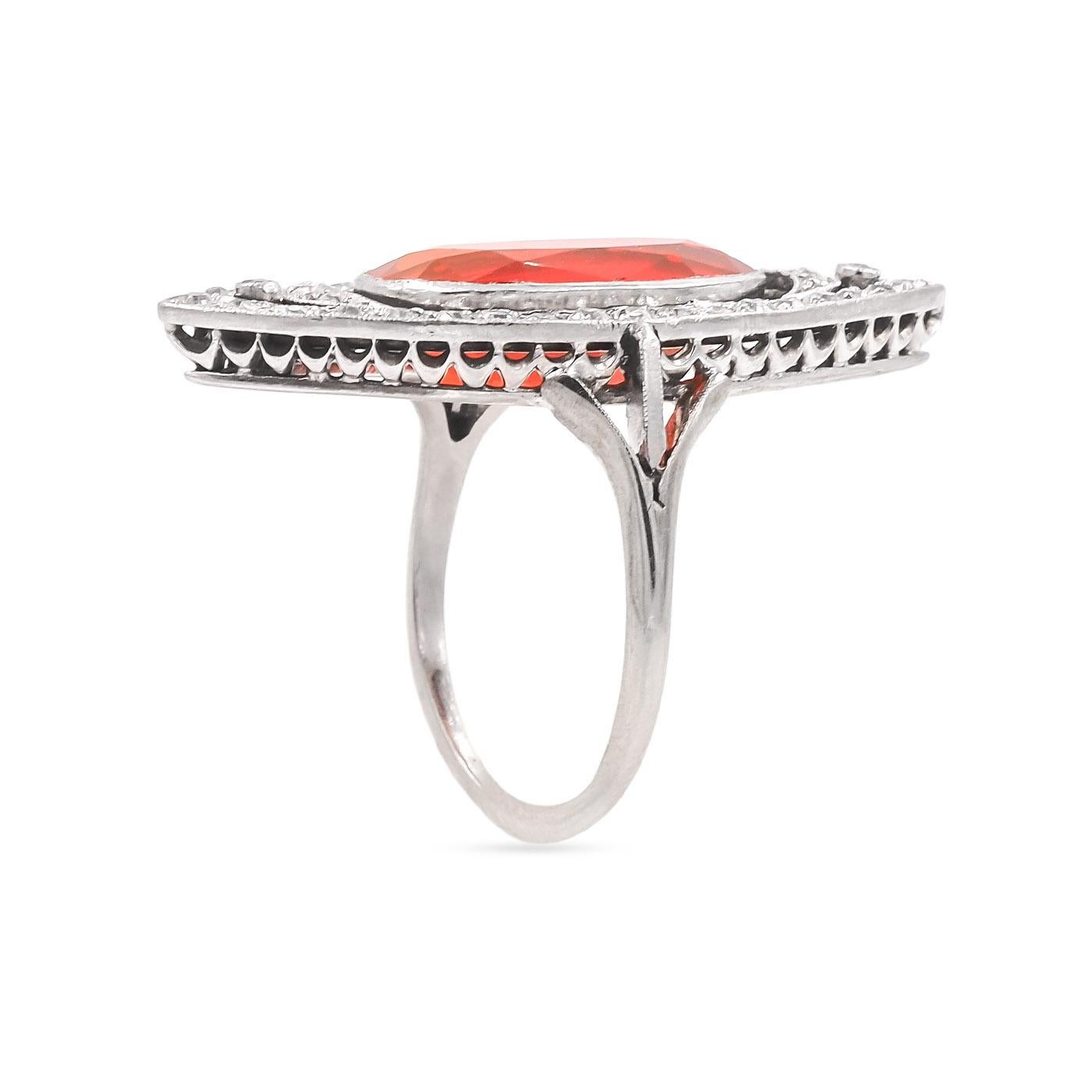 Anillo Navette de Ópalo de Fuego y Diamante Viejo de Corte Europeo en Oro de 18 Kilates de la Época Eduardiana Eduardiano en venta