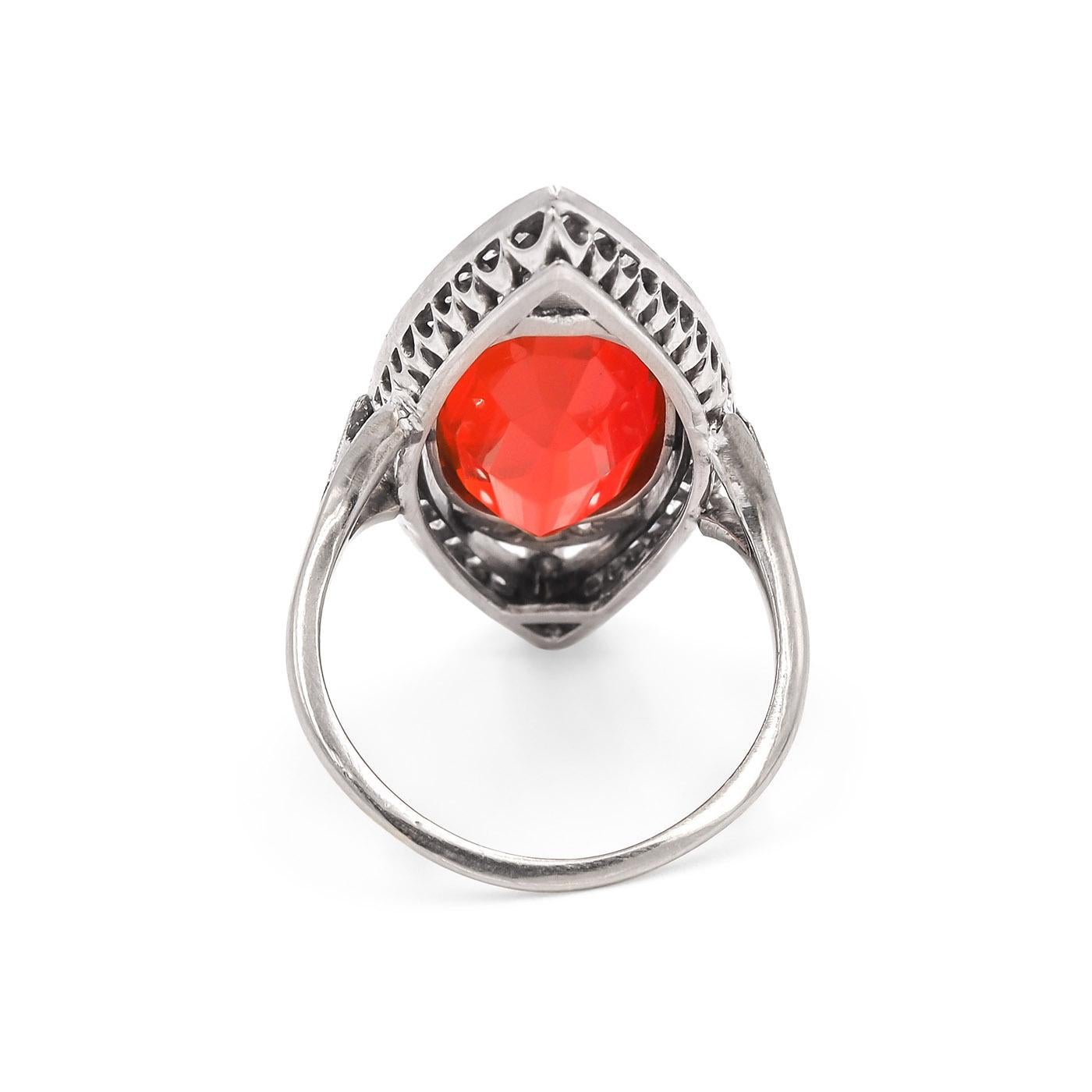 Anillo Navette de Ópalo de Fuego y Diamante Viejo de Corte Europeo en Oro de 18 Kilates de la Época Eduardiana Corte oval en venta