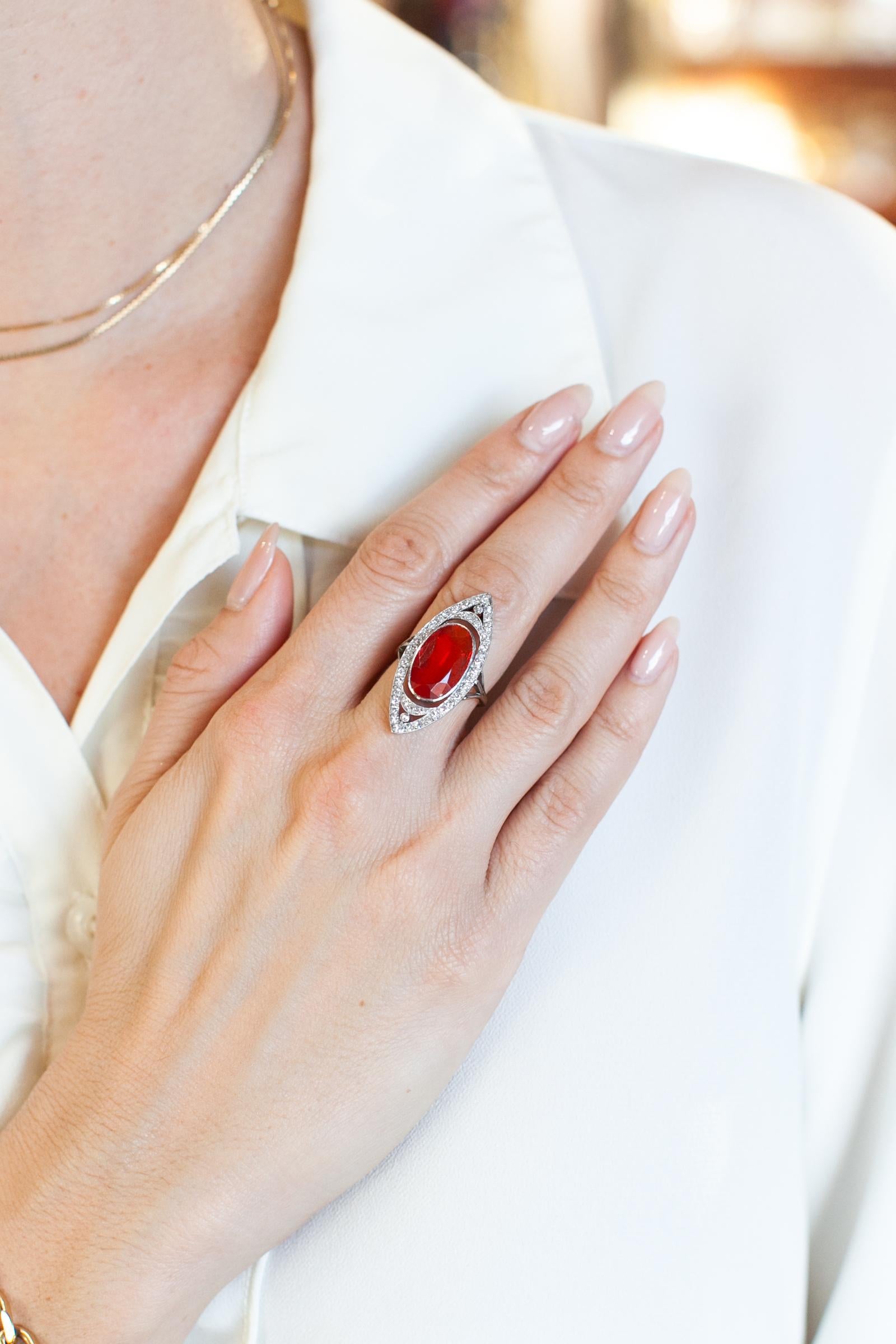 Anillo Navette de Ópalo de Fuego y Diamante Viejo de Corte Europeo en Oro de 18 Kilates de la Época Eduardiana en Excelente estado para la venta en Los Angeles, CA