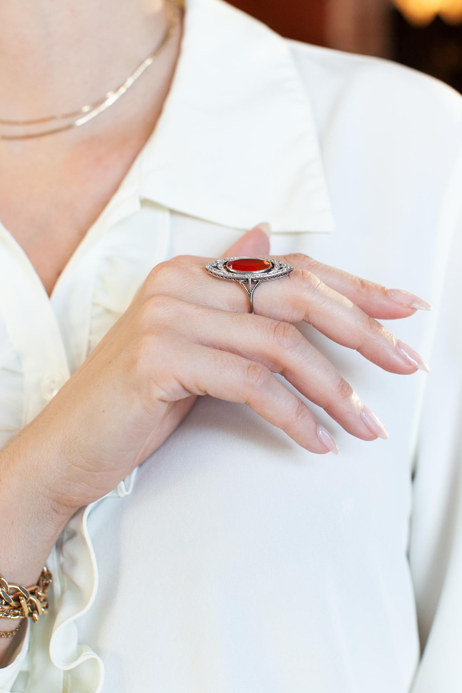 De las mujeres Anillo Navette de Ópalo de Fuego y Diamante Viejo de Corte Europeo en Oro de 18 Kilates de la Época Eduardiana en venta