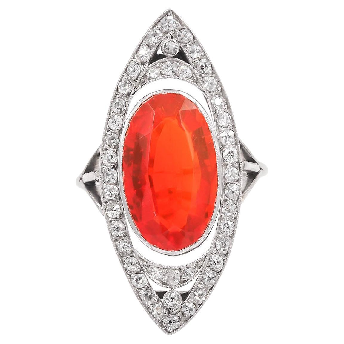 Anello d
epoca edoardiana in oro 18 carati con opale di fuoco e diamante vecchio taglio europeo a navette