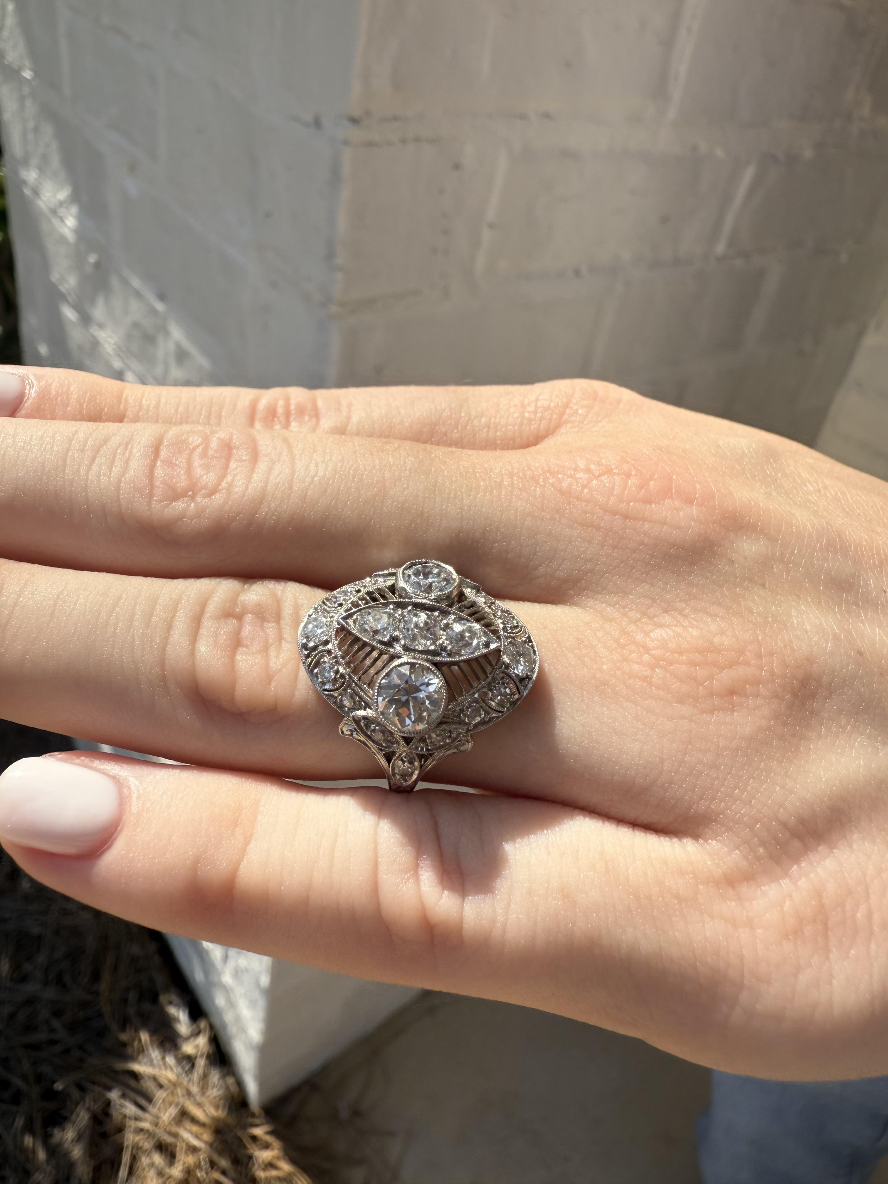 Siamo innamorati di questa bellezza di epoca edoardiana!!!

Dettagli dell'anello
Materiale: Platino
Epoca: Edoardiano 1900 - 1920
Larghezza della testa: 20,5 mm
Altezza della testa: 4,6 mm
Larghezza del gambo: 2,1 mm
Peso: 6.8 grammi
Dimensione