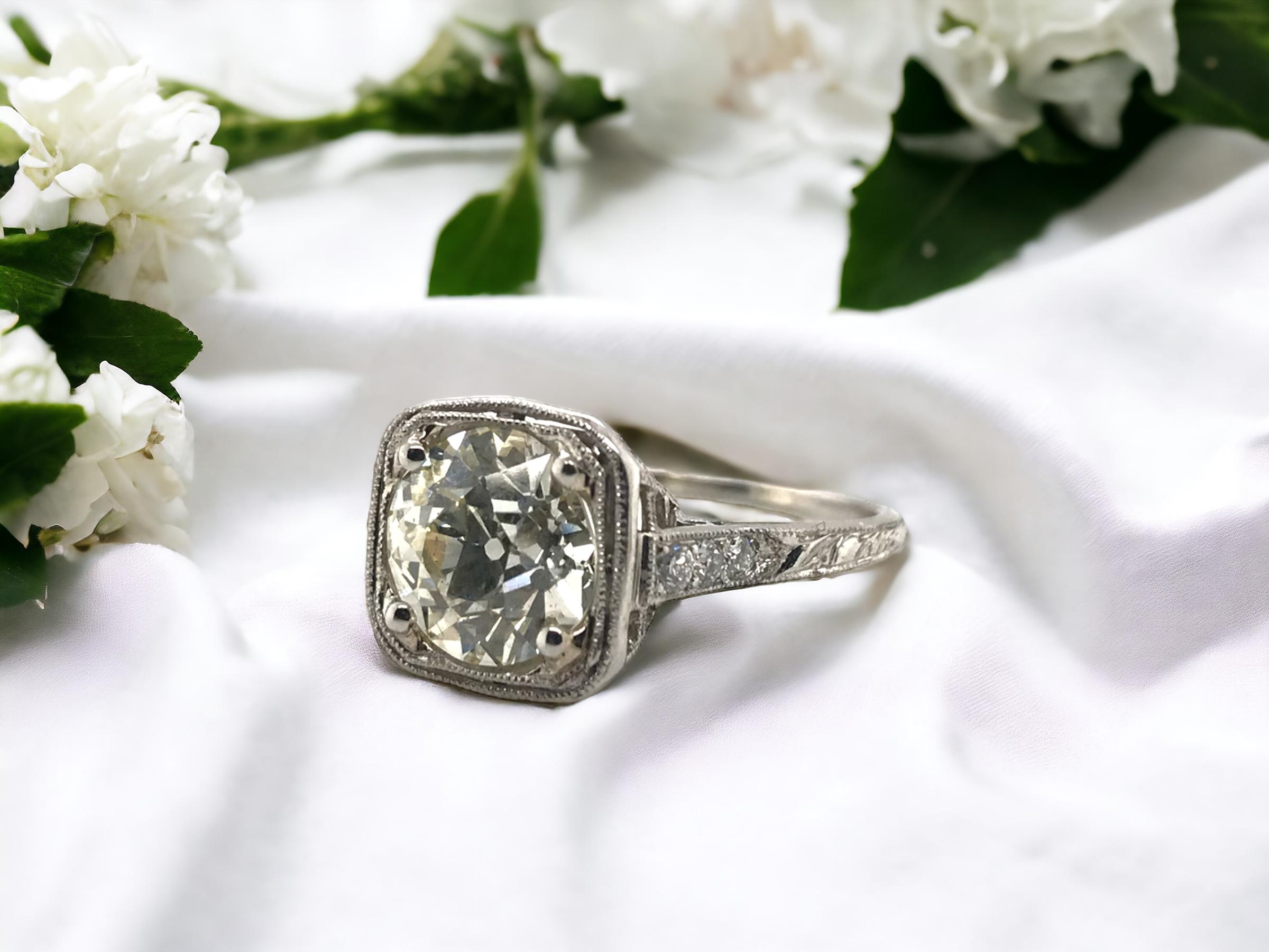 ¡¡Siempre nos gusta un solitario vintage!!
Esta belleza no es una excepción.

Detalles del anillo
Material: Platino
Época: Eduardiana: 1900 - 1920
Anchura del cabezal: 10,2 mm
Altura del cabezal: 5 mm
Anchura de la caña: Conicidad de 2 mm a 1,2