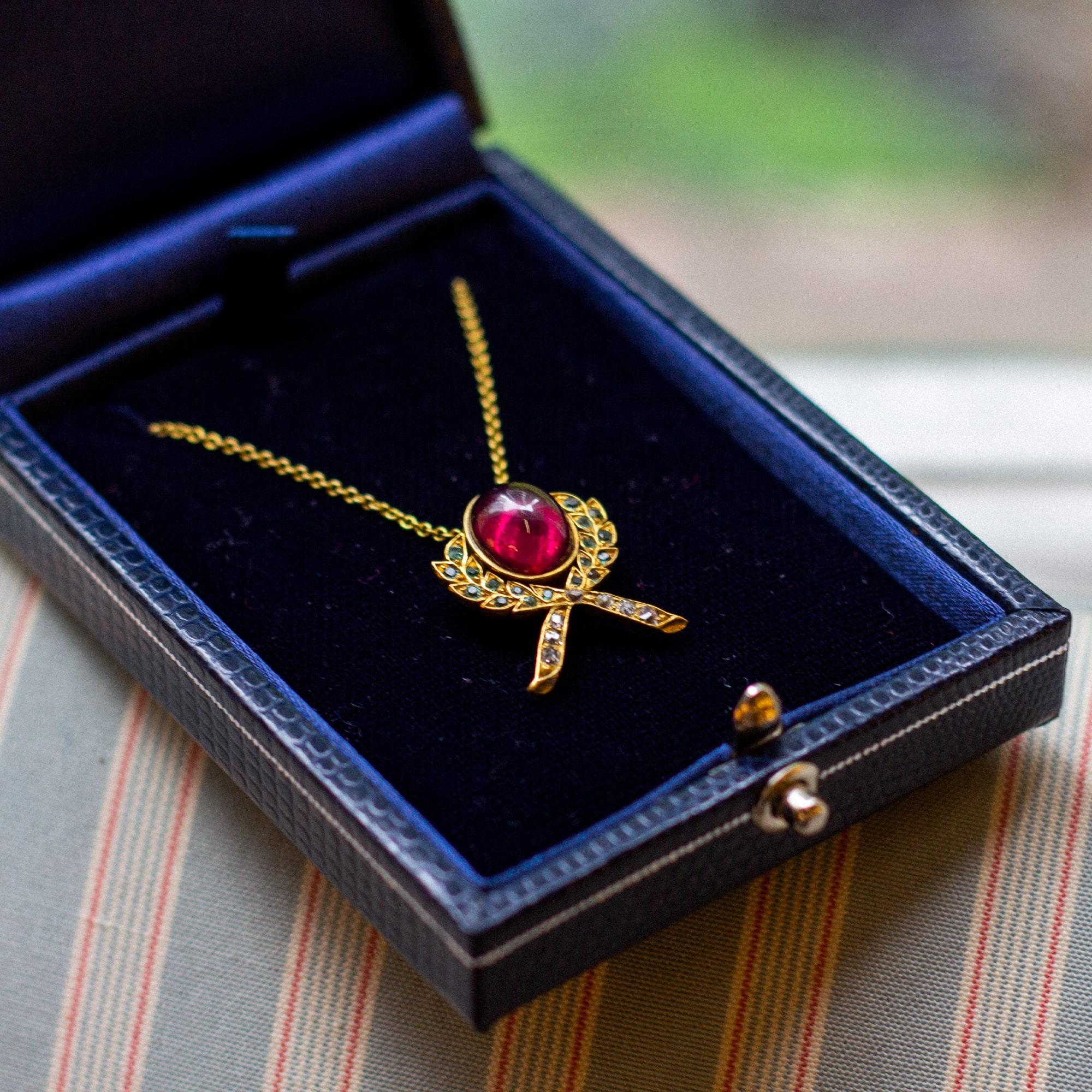 Edwardian Era, Garnet, Emerald and Diamond Necklace In Good Condition In Brisbane, QLD