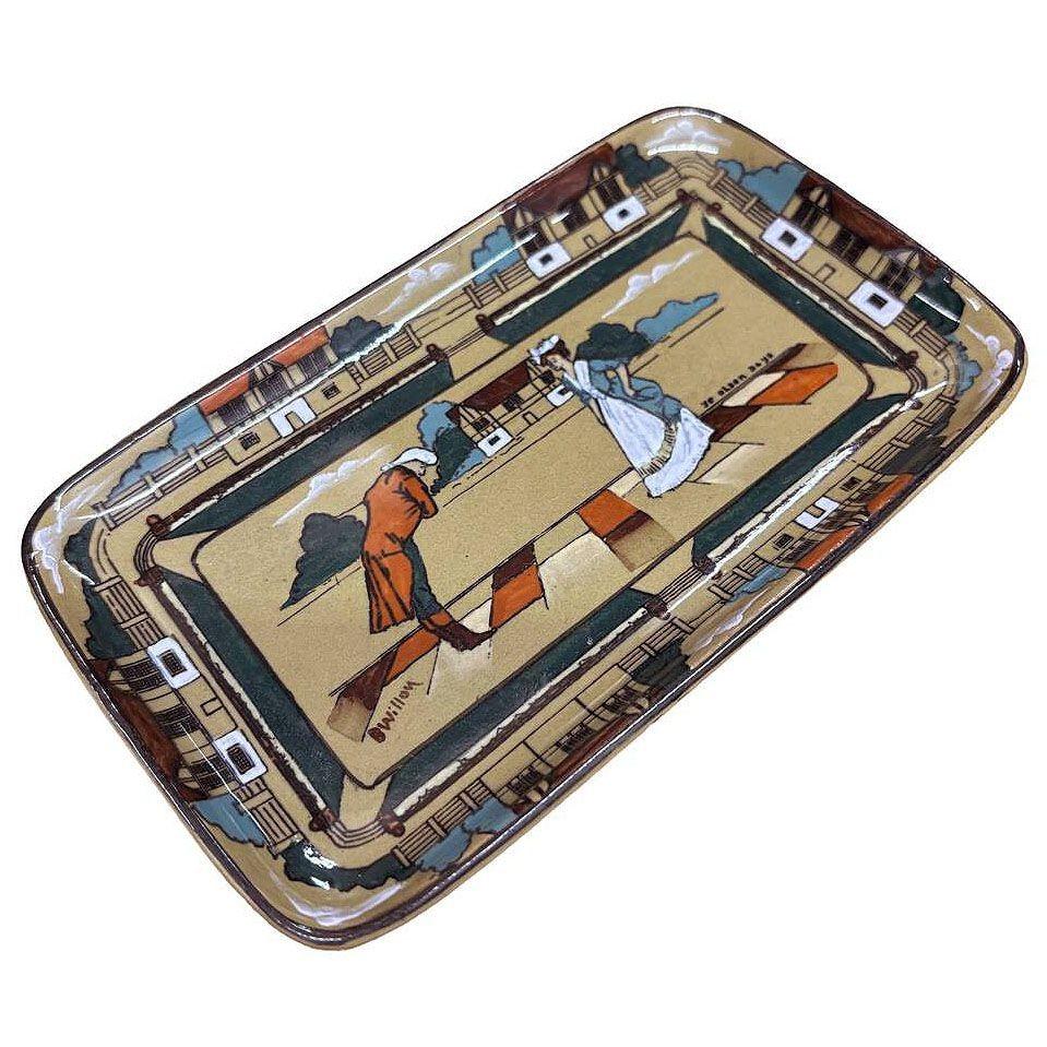 Plat à cartesYe Olden Days de la poterie de l'époque édouardienne par Buffalo Pottery Deldare Ware Excellent état - En vente à Van Nuys, CA