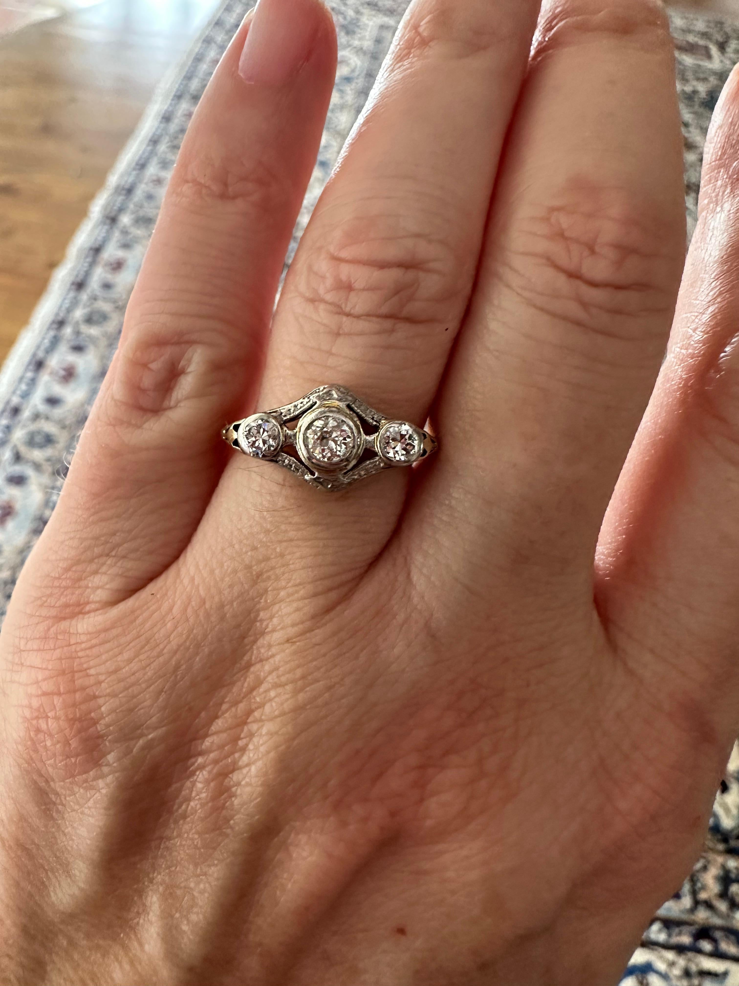 Donna Anello con tre pietre di diamante di epoca edoardiana in vendita