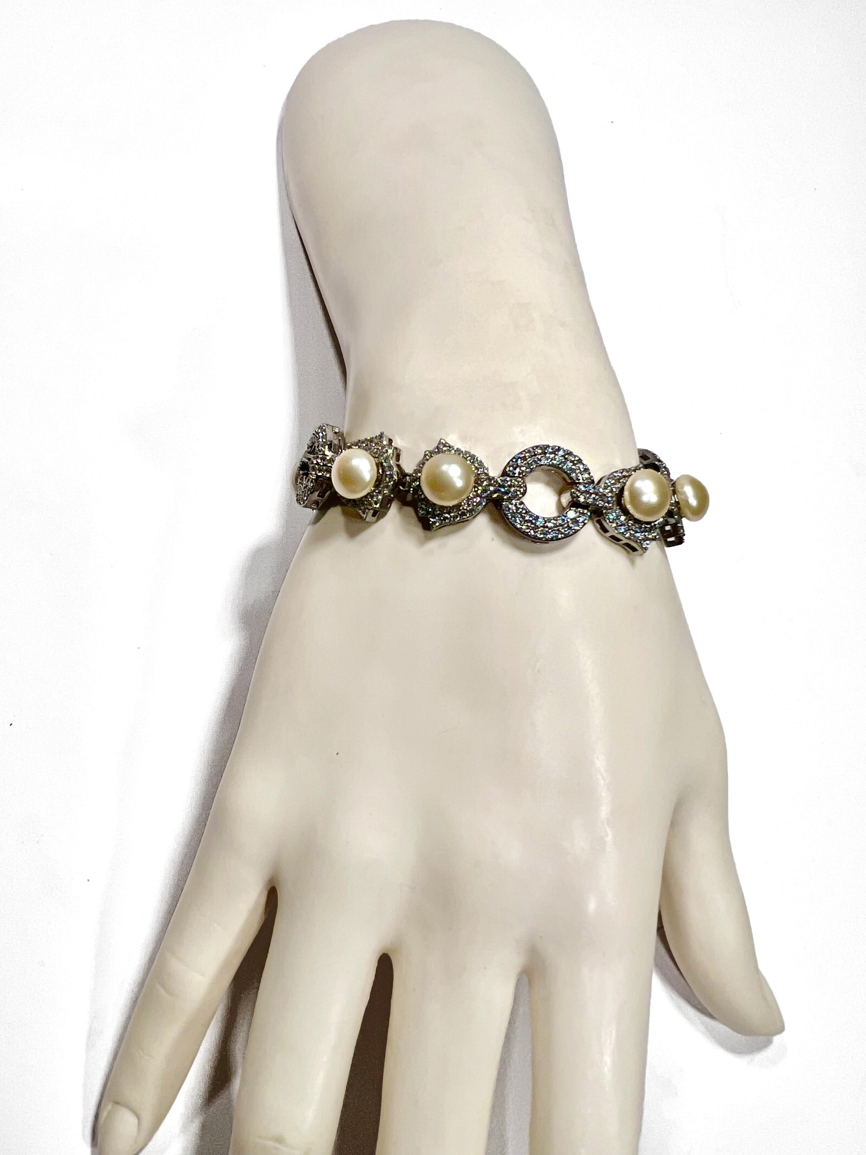 Pulsera Edwardian Estate Diamond Pearl Vintage Costume Jewelry  
Nuestras joyas exclusivas son únicas; es la única joya de tal diseño, calidad y elegancia que se encuentra en 1stibs.
Elegante perla y CZ engastada en rodio esterlina  pulsera