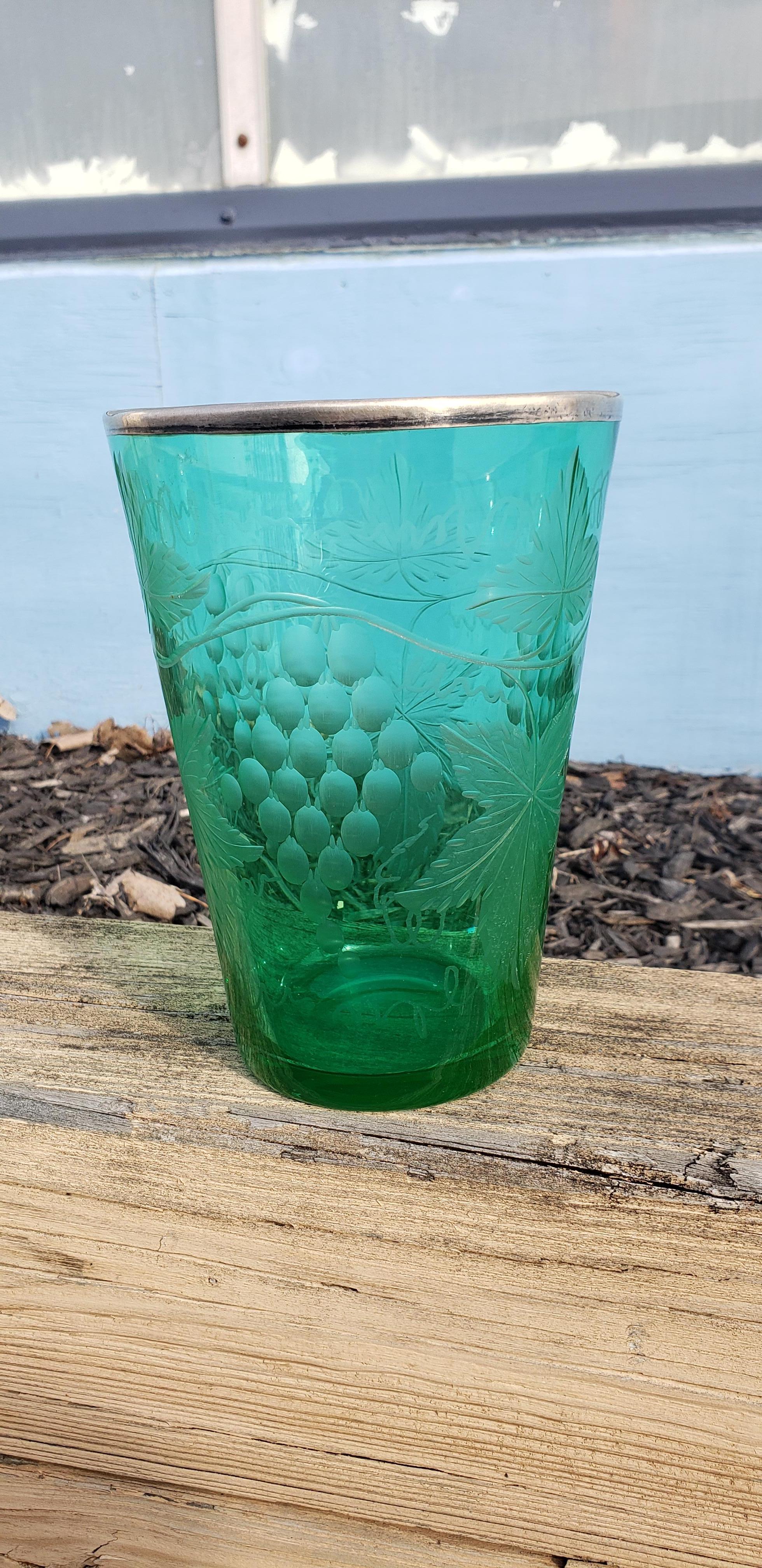 Vaso edoardiano in vetro uranio acidato con bordo in argento In condizioni ottime in vendita a New York, NY