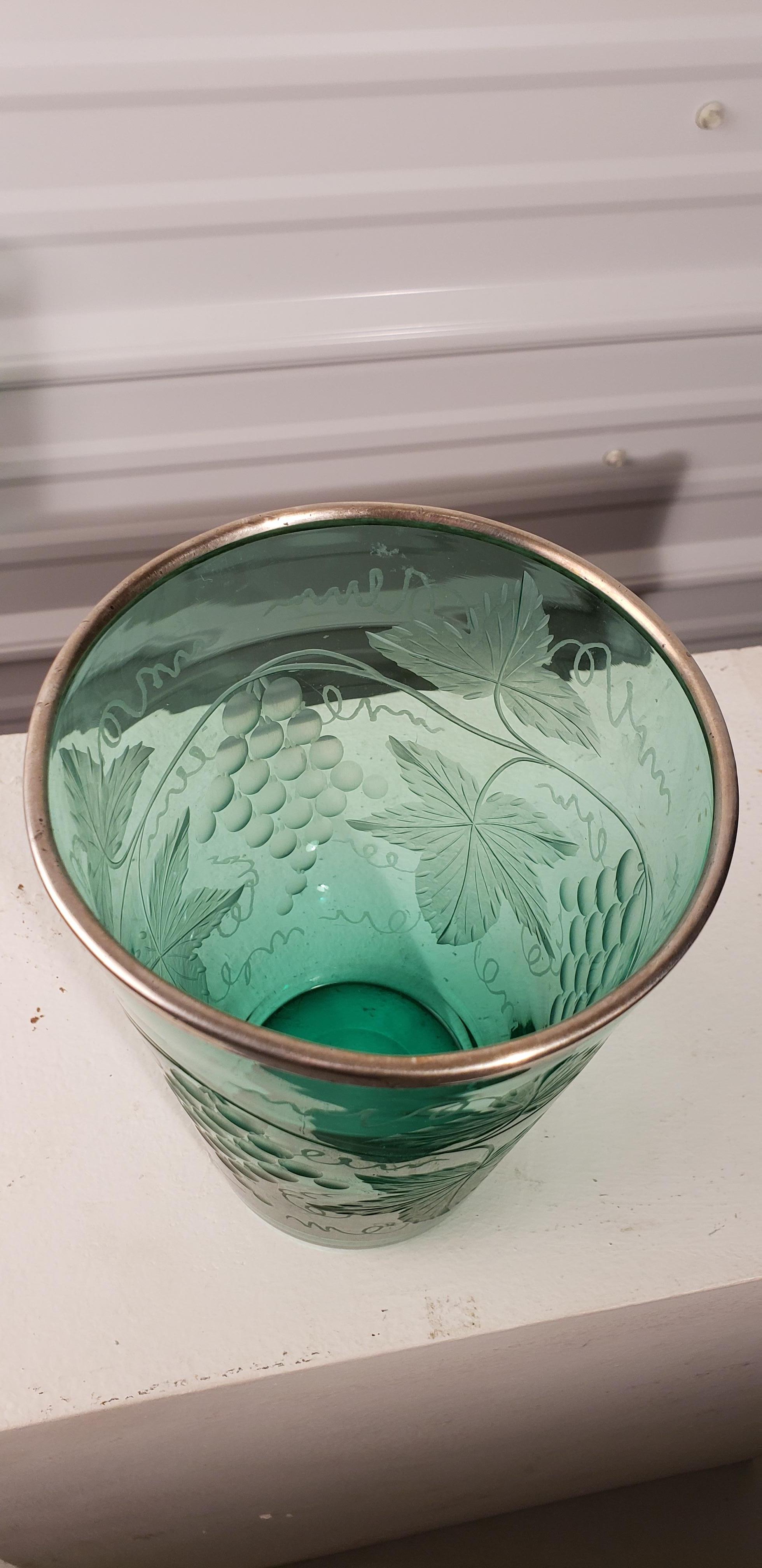 Edwardianische Vase aus geätztem Uraniumglas mit silbernem Rand (Geblasenes Glas) im Angebot