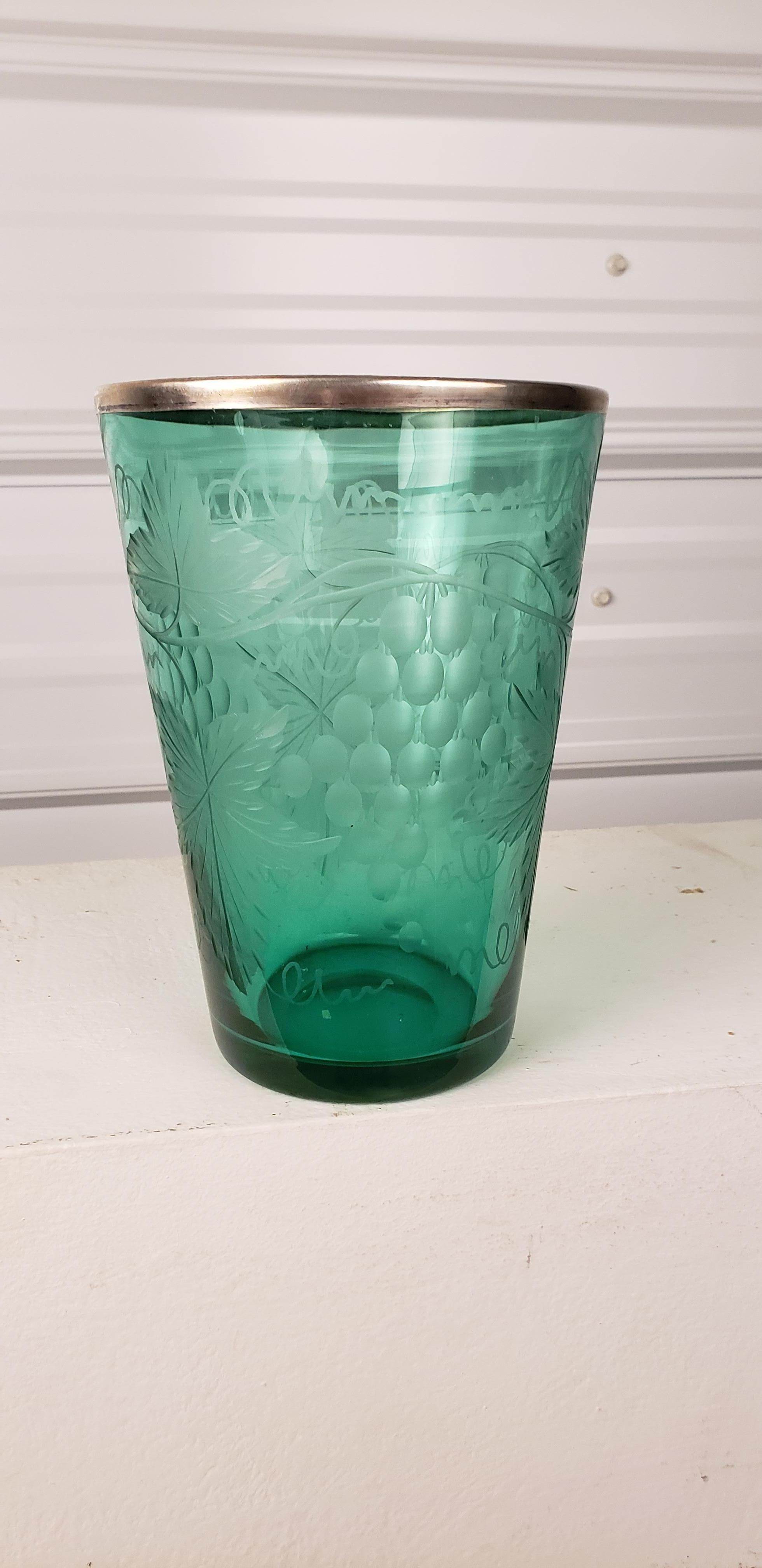Vaso edoardiano in vetro uranio acidato con bordo in argento in vendita 1
