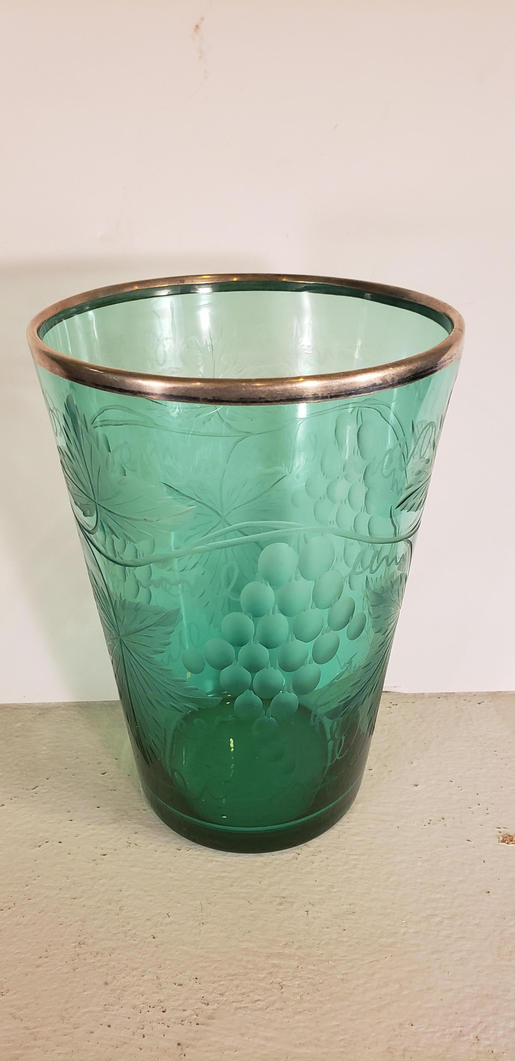 Edwardianische Vase aus geätztem Uraniumglas mit silbernem Rand im Angebot 3