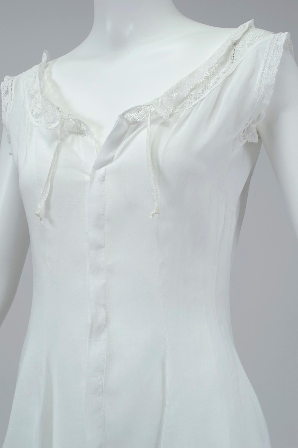White Edwardian Eyelet and Lace Full Bridal Petticoat Nightgown - XS, 1900s In Good Condition In Tucson, AZ