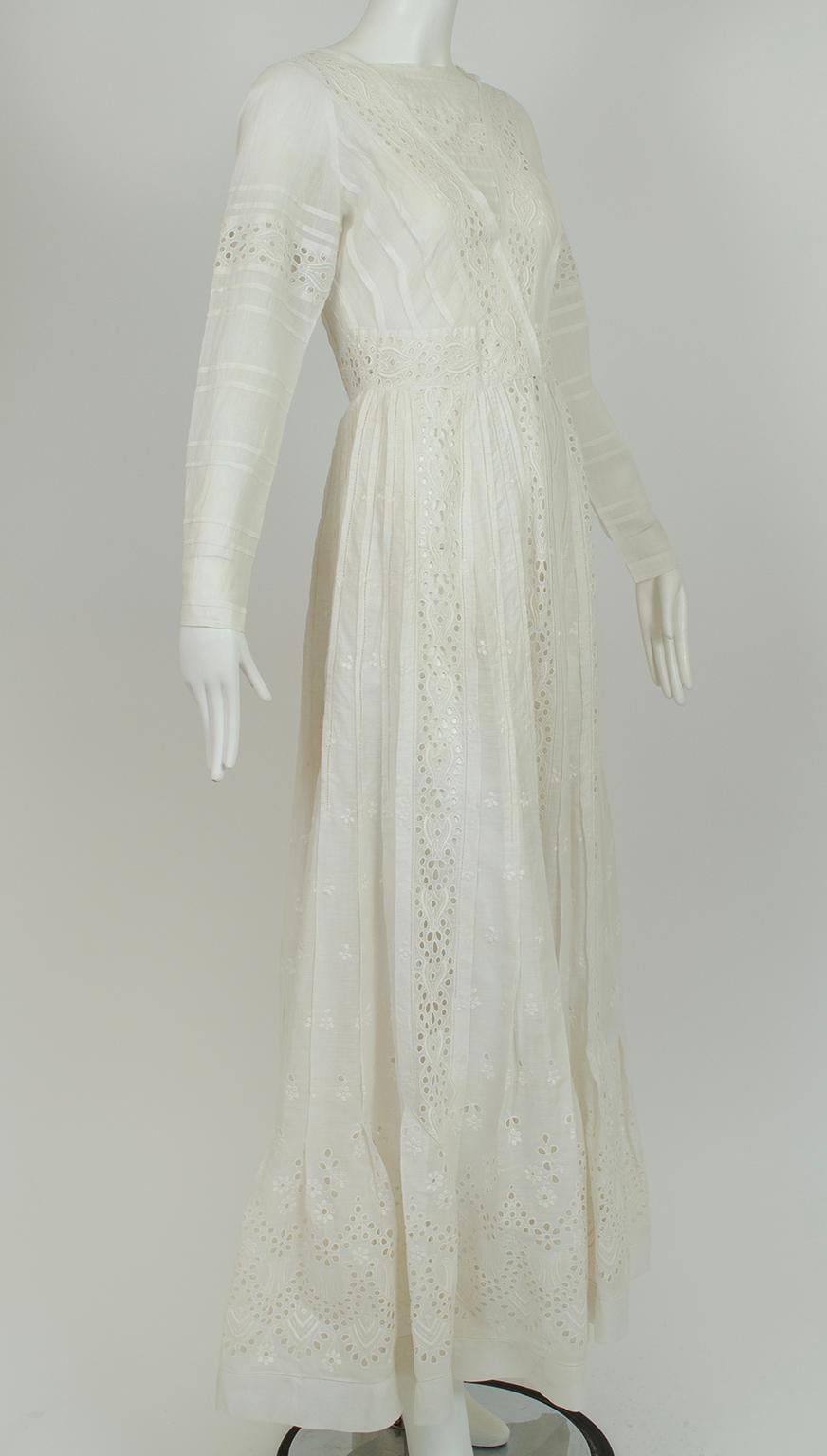 Pieza de transición, este vestido de té representa un puente de moda entre las épocas victoriana y eduardiana. Lleno de exquisiteces victorianas como ojales, alfileres y bordados, también presenta un escote más bajo y recto, preferido por los