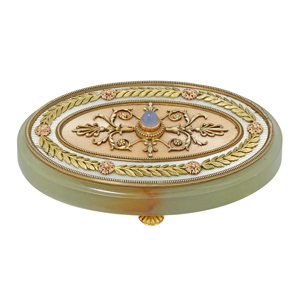 Taille cabochon Broche édouardienne Fabergé en forme de cloche en or, calcédoine et émail en vente