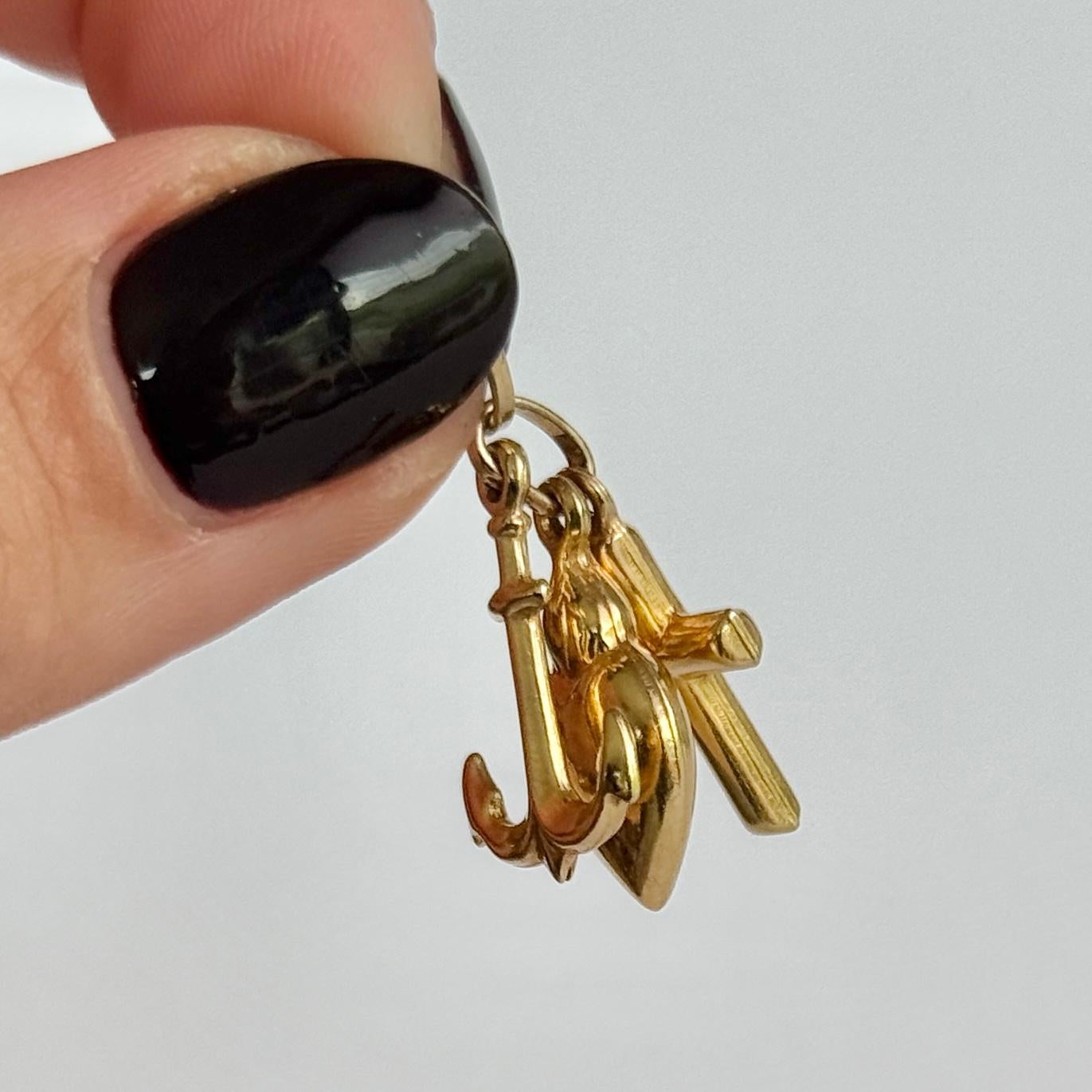 Cette magnifique grappe victorienne contient une ancre, un cœur et une croix. Elle représente la foi, l'espoir et la charité. Ils sont modelés en or 9 carats et le cœur est orné d'une fabuleuse gravure. 

Dimensions du cœur : 10x15mm
Dimensions de