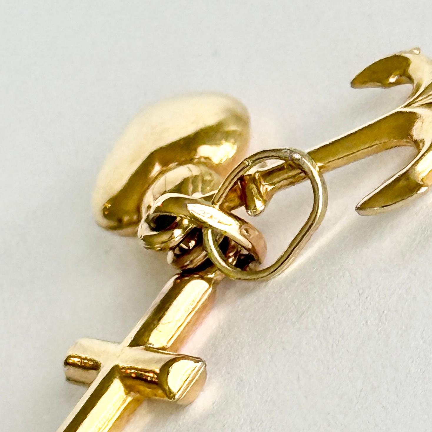 Édouardien Pendentif en or 9 carats 'Foi, Espérance et Charité' de style édouardien en vente