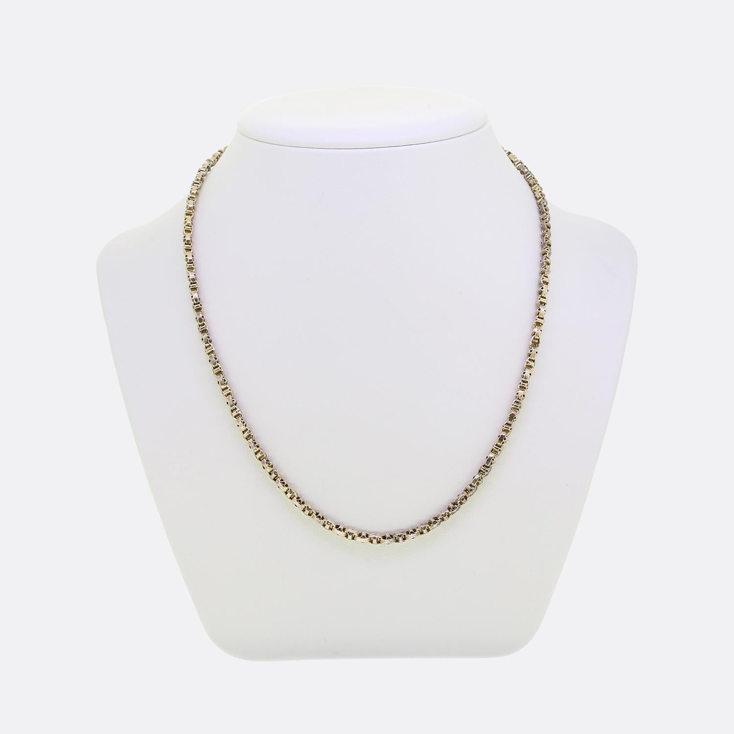 Here we have 9ct yellow gold fancy belcher oval link chain taken from the Edwardian period. This antique piece is made complete by a secure push down bayonet clasp at the back; a perfect piece for everyday wear. 

Condition: Used (Good)
Weight: 10.4