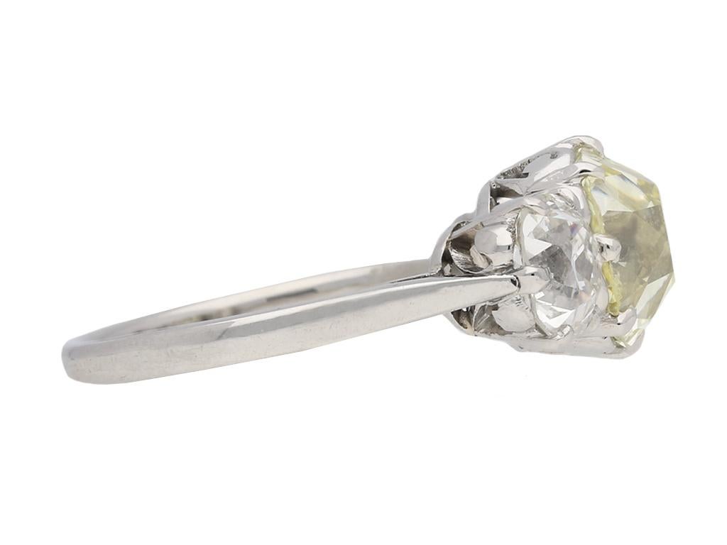 Edwardian fancy hellgelbe Diamant drei Stein Ring. In der Mitte ein kissenförmiger, natürlicher, hellgelber Diamant im Minenschliff, Reinheit VS2, mit einem Gewicht von 3,16 Karat in einer offenen Klauenfassung, außerdem zwei kissenförmige, alte