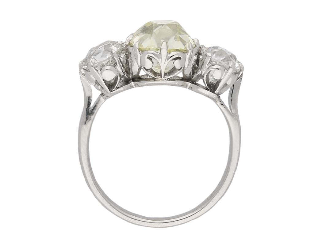 Édouardien Bague à trois pierres en diamant jaune clair de style édouardien, vers 1910 en vente