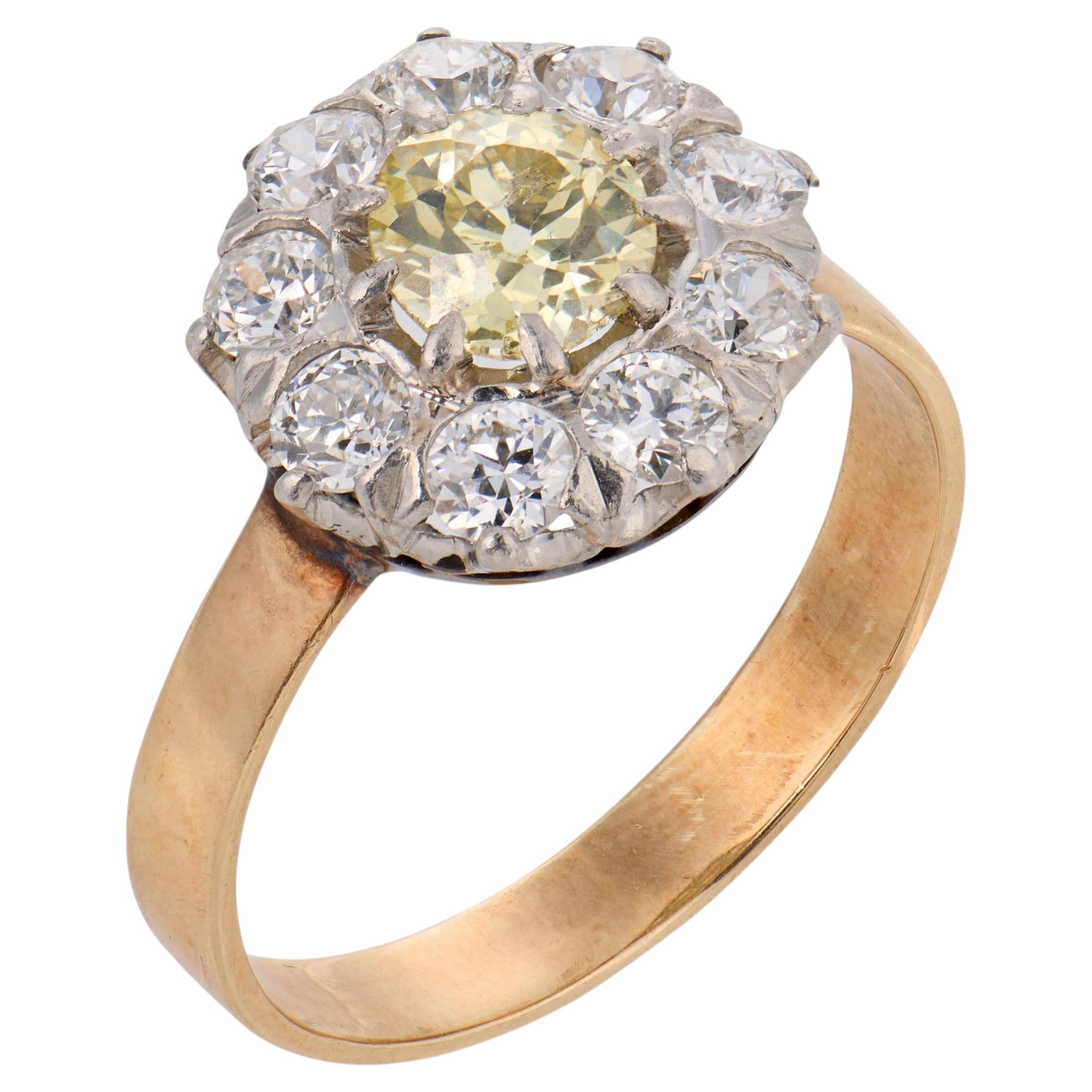 Anello a grappolo edoardiano in oro con diamanti gialli e bianchi