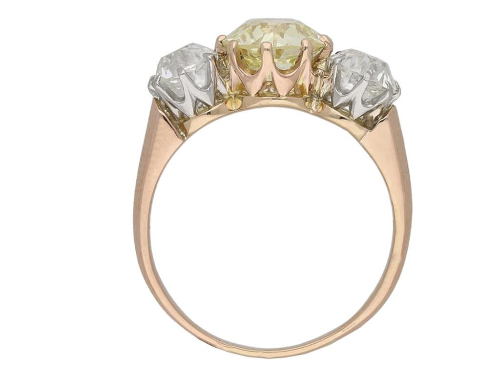 Edwardian Fancy Yellow Diamond Three-Stone Ring, um 1905 (Alteuropäischer Schliff) im Angebot