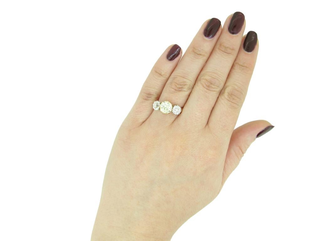 Edwardian Fancy Yellow Diamond Three-Stone Ring, um 1905 Damen im Angebot