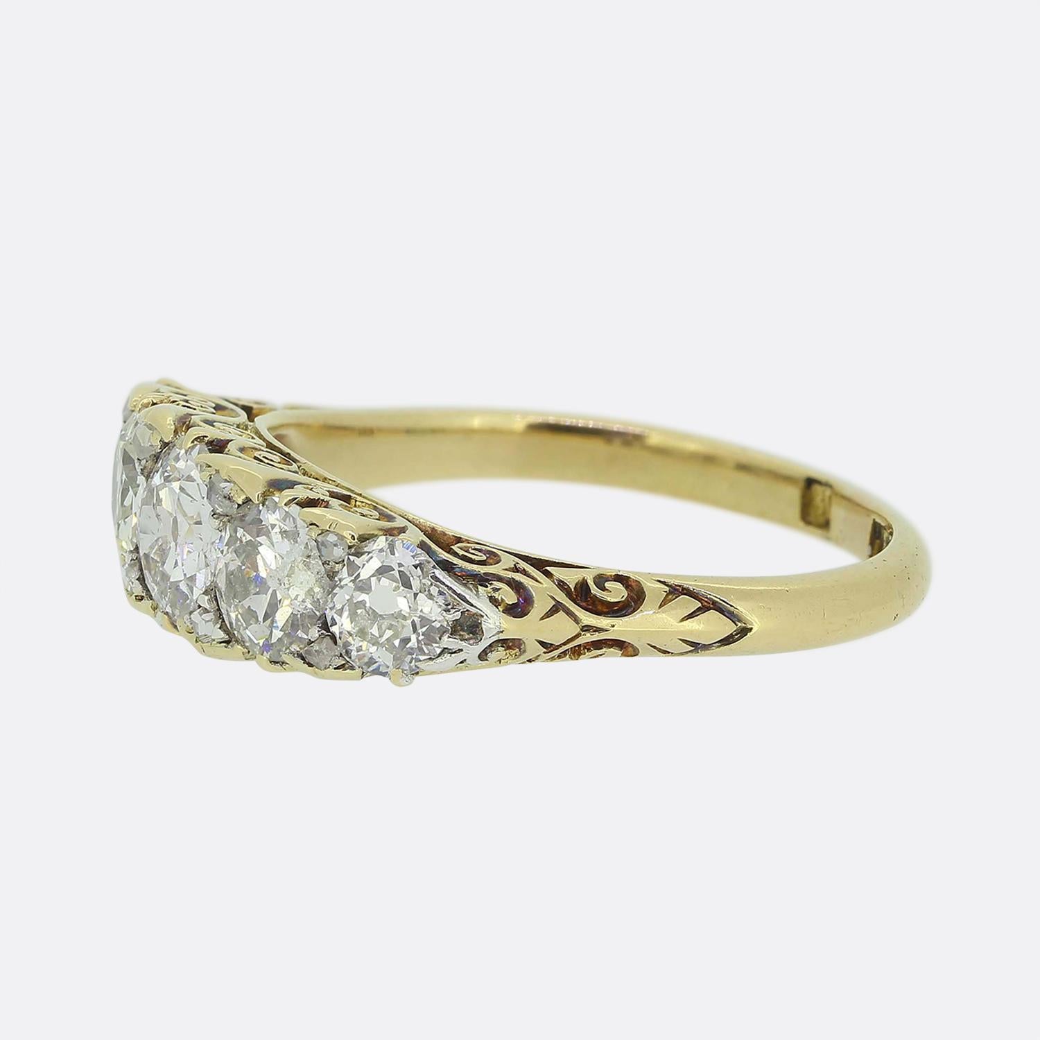 Nous avons ici une belle bague à cinq pierres en diamant datant de l'époque édouardienne. Cette pièce ancienne a été réalisée en or jaune 18 carats et accueille cinq diamants ronds à facettes de taille européenne ancienne, dont la taille augmente