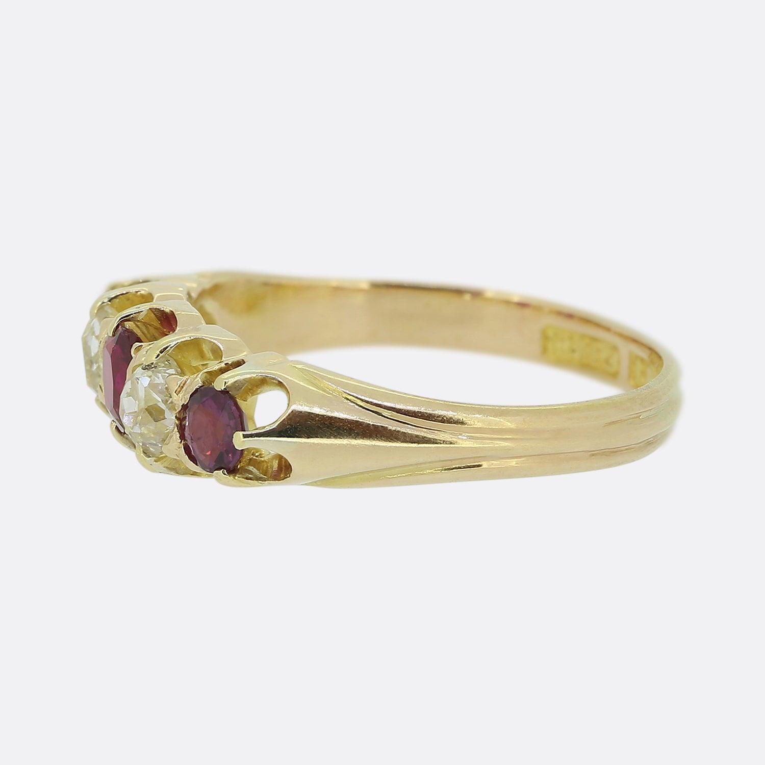 Ecco un anello edoardiano in oro giallo 18ct con rubino e diamante. Il pezzo mette in mostra cinque gemme rotonde sfaccettate in una formazione a linea singola, tra cui un trio di rubini rossi naturali e un paio di diamanti taglio vecchio in una
