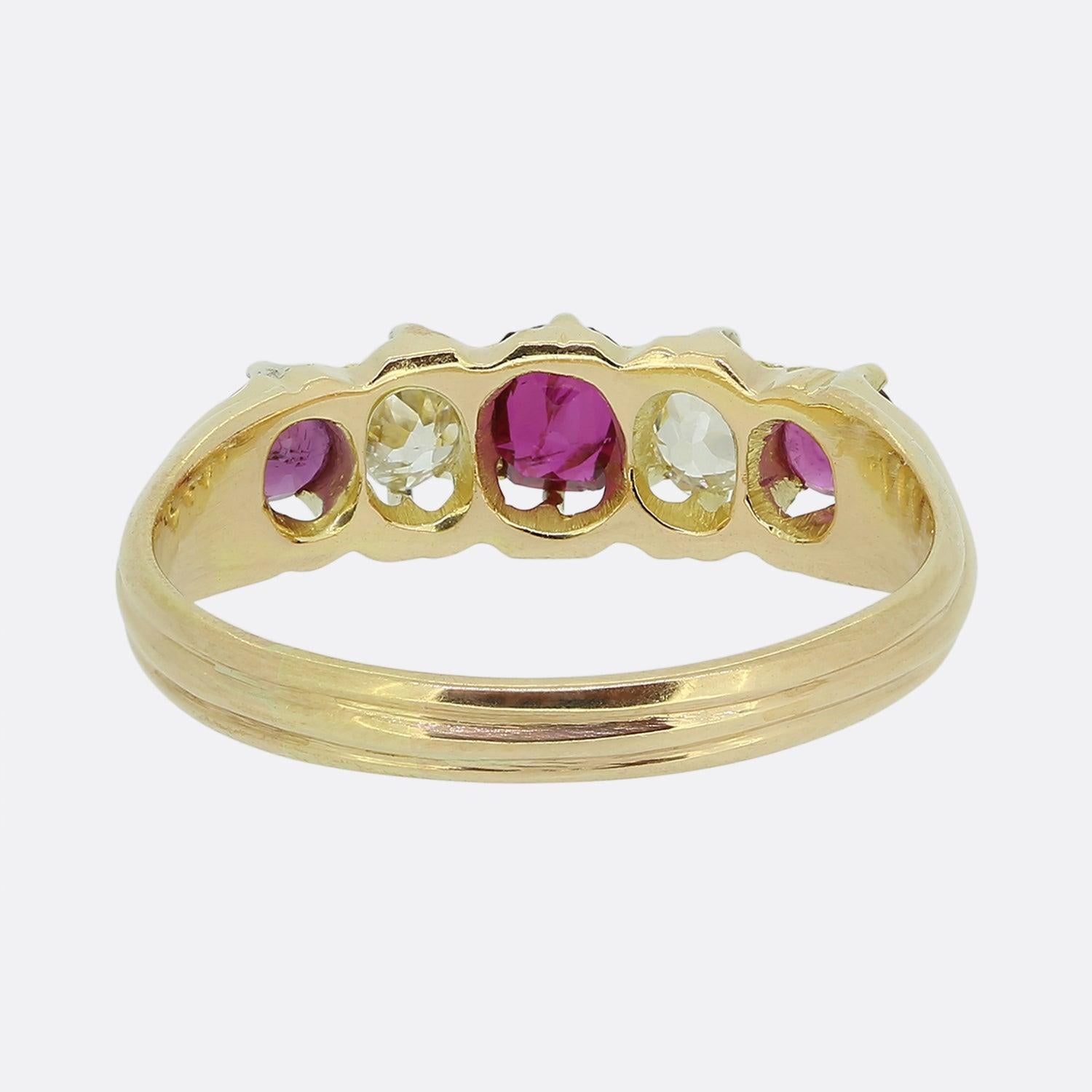 Taglio rotondo Anello edoardiano con cinque pietre, rubini e diamanti in vendita
