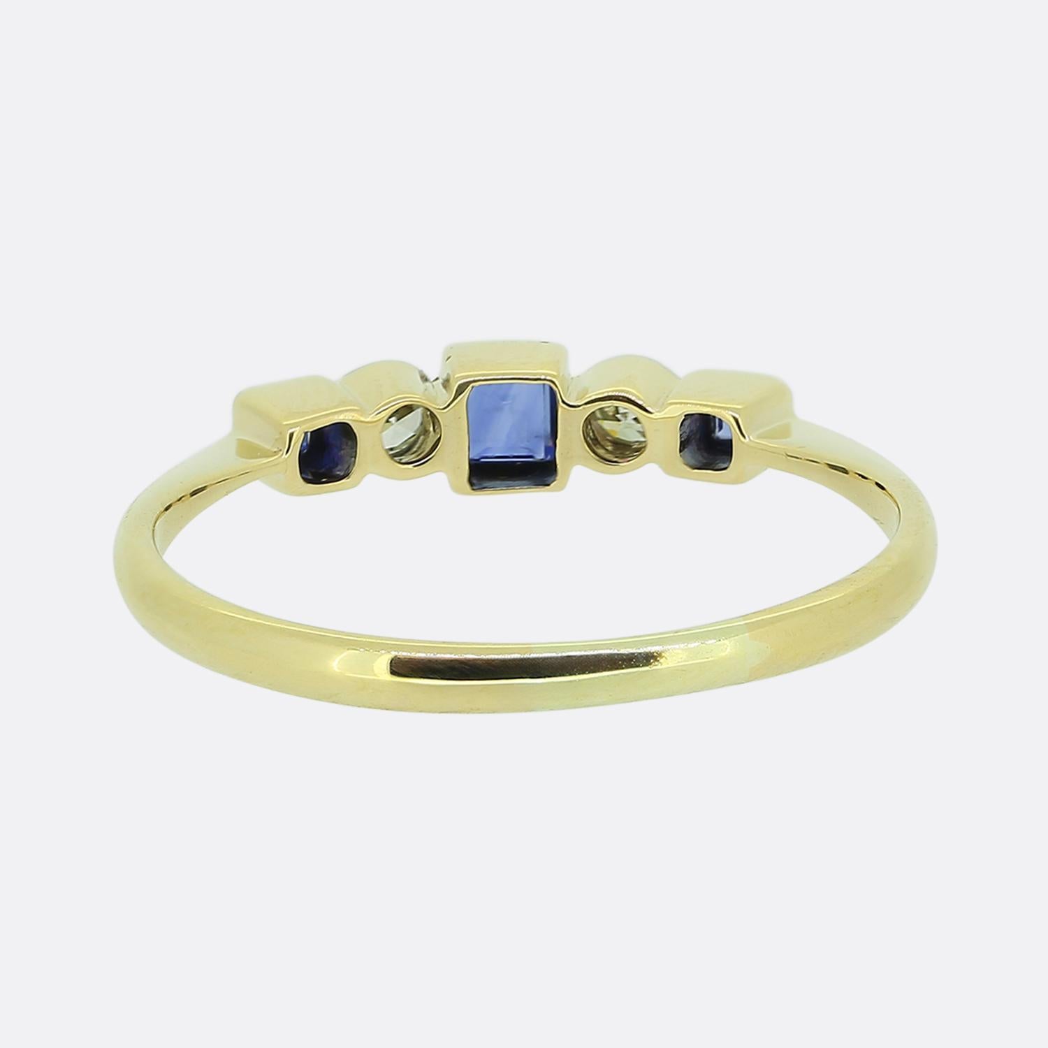 Ring aus edwardianischem Fünf-Stein-Saphir und Diamant (Carréeschliff) im Angebot