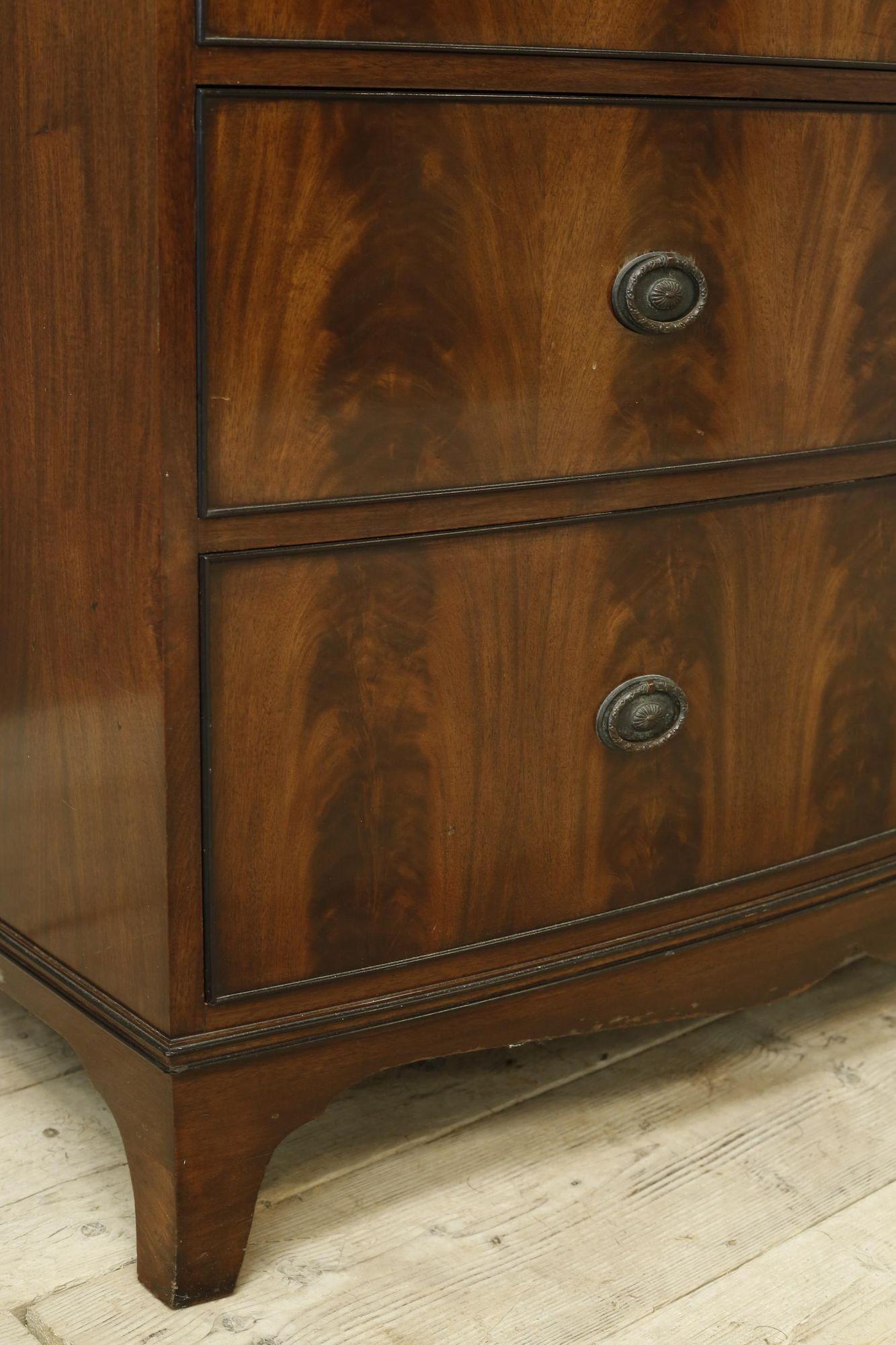 Edwardian flame mahogany chest of drawers by Marsh, Jones & Cribb In Good Condition In Malton, GB