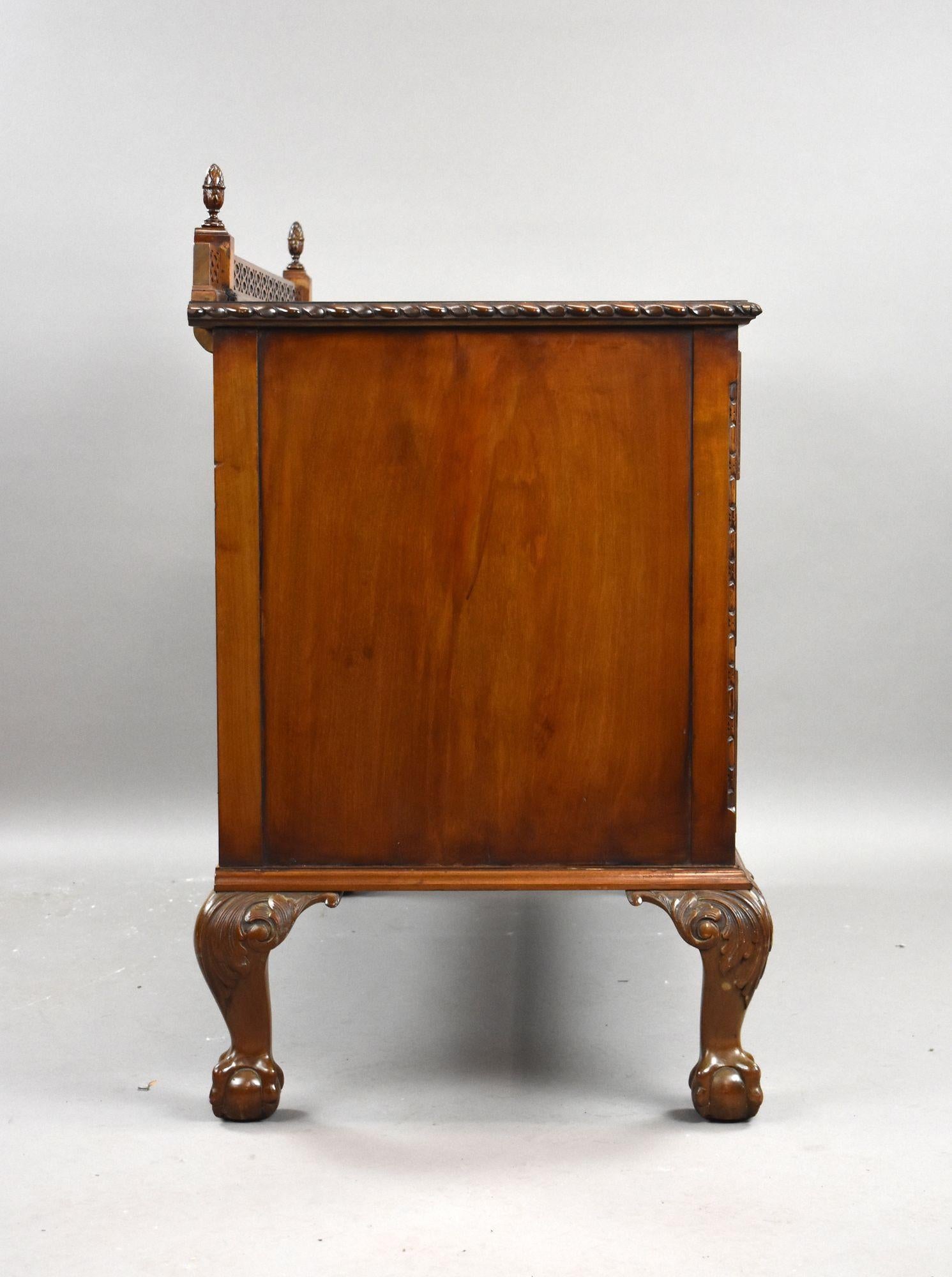 Inglese Edwardian Flame Mahogany Chest of Drawers in vendita