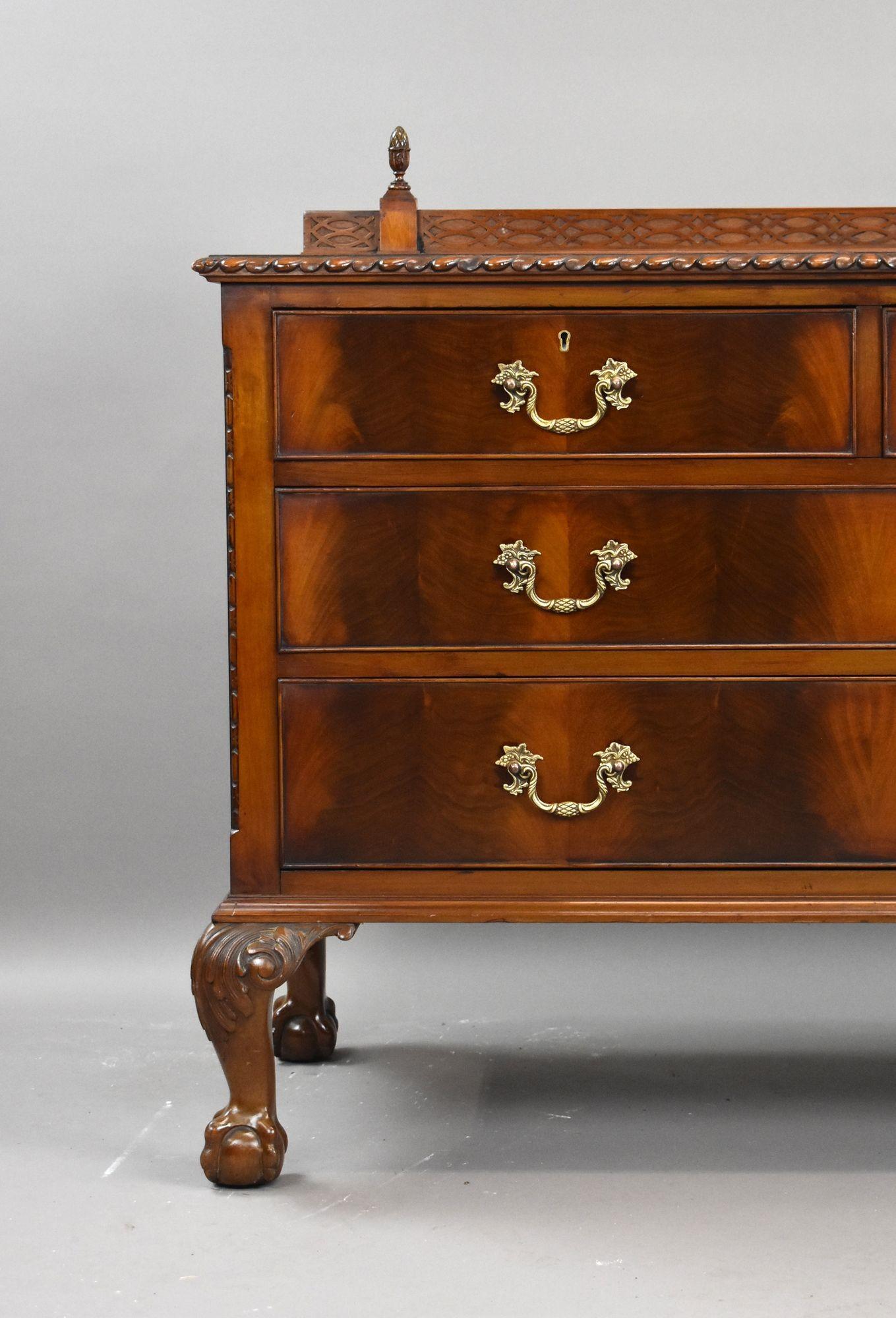 Mogano Edwardian Flame Mahogany Chest of Drawers in vendita
