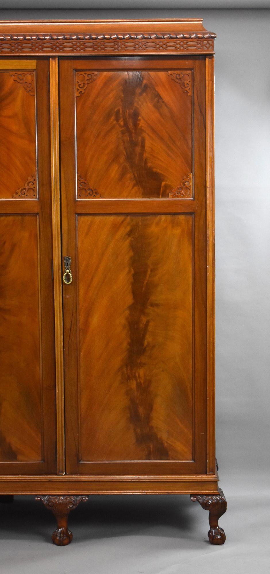 Edwardian Flame Mahogany Triple Wardrobe In Good Condition For Sale In Chelmsford, Essex