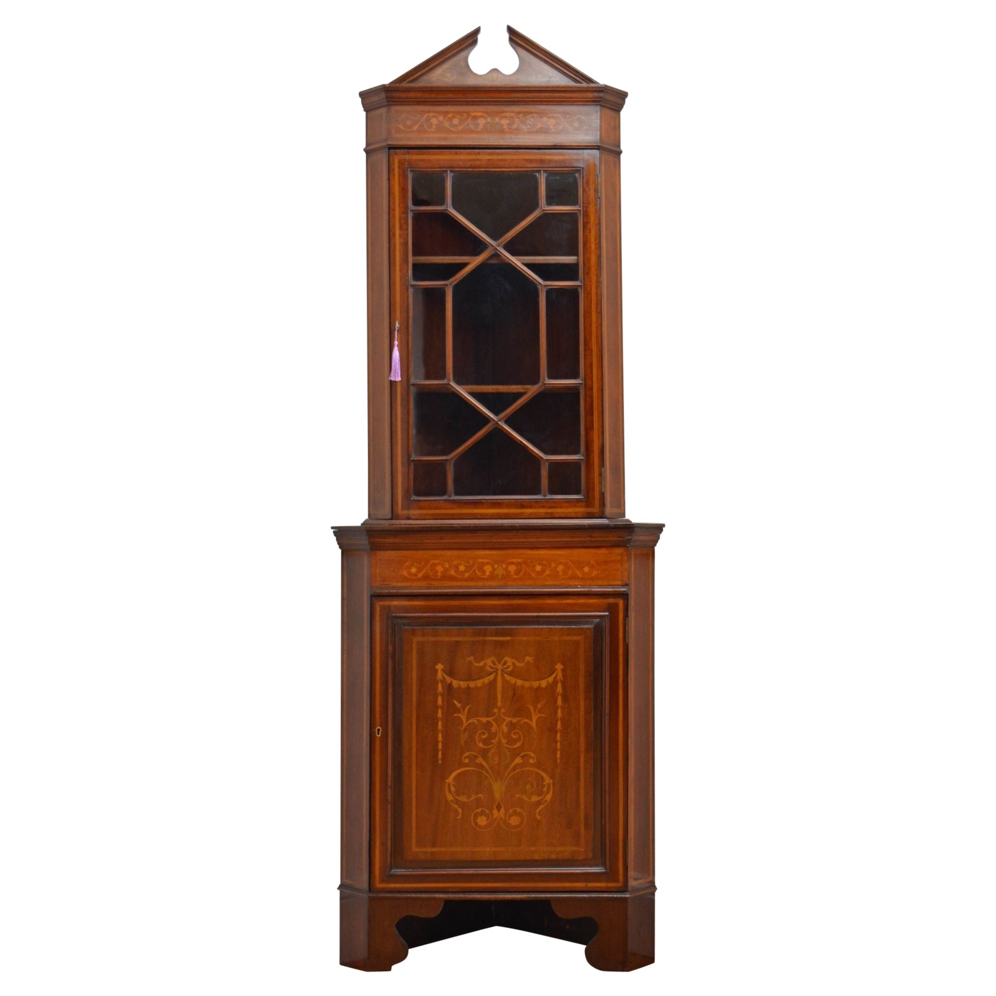Armoire d'angle en marqueterie sur pied de style édouardien