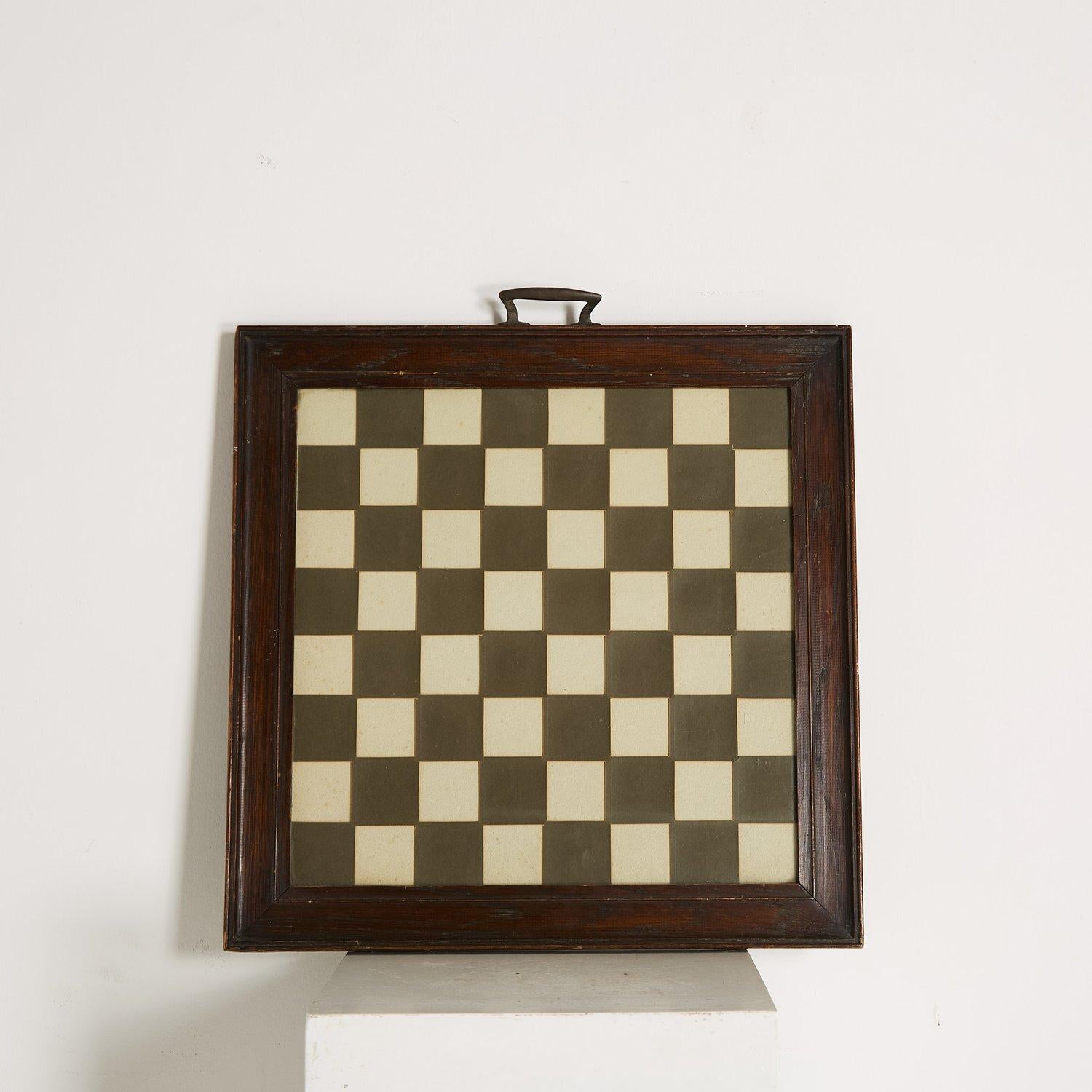 Äußerst dekoratives Hängeschachbrett.

Das Bild ist gerahmt und verglast. 

Schöner Rahmen aus Eichenholz mit Gesims und originalem Tragegriff aus Messing. 

Britisch 1910

B 48cm x L 48cm x T 6cm
