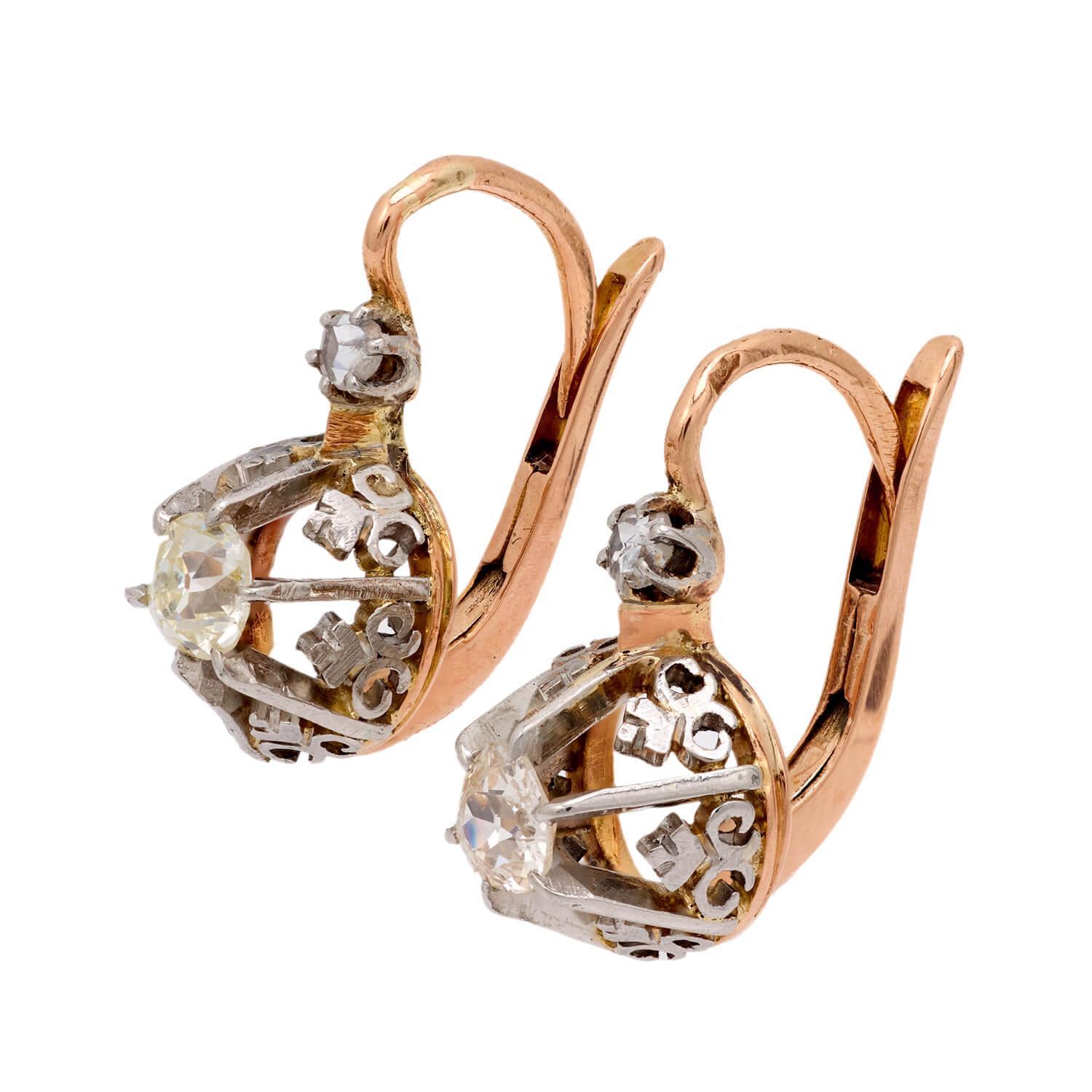 Une belle paire de boucles d'oreilles en diamant français de l'époque édouardienne (ca1910s) ! Réalisées en 18k et en platine, ces boucles d'oreilles commencent chacune par un petit diamant, qui est maintenu dans une monture à six griffes. Les