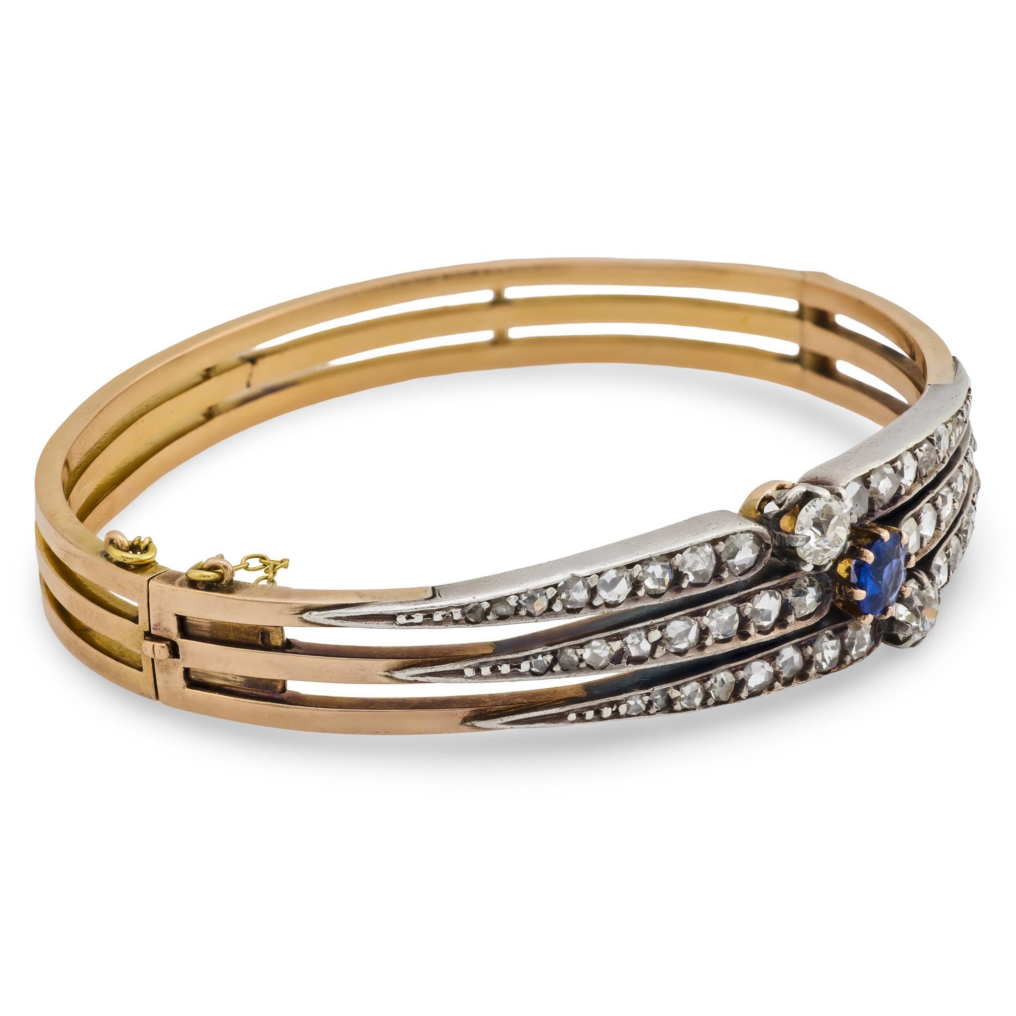 Un bracelet en saphir et diamant absolument magnifique de l'époque édouardienne (vers les années 1910) ! Réalisé en or jaune 18 carats et en platine, le devant de ce bracelet présente trois rangées distinctes, incrustées de pierres. Chaque rangée