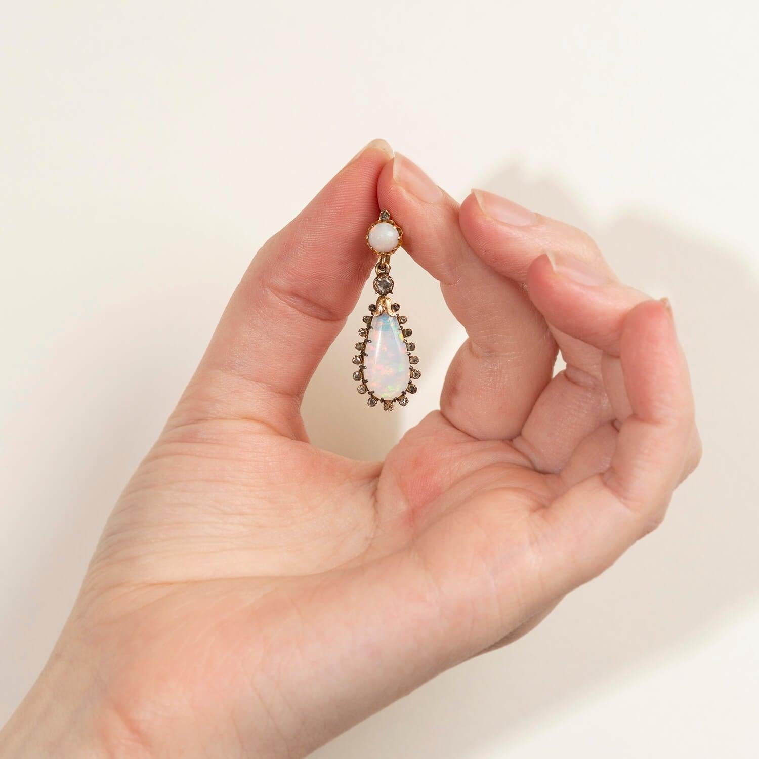 Französische 18 Karat Opal + Diamant-Ohrhänger im Edwardian-Stil im Zustand „Gut“ im Angebot in Narberth, PA