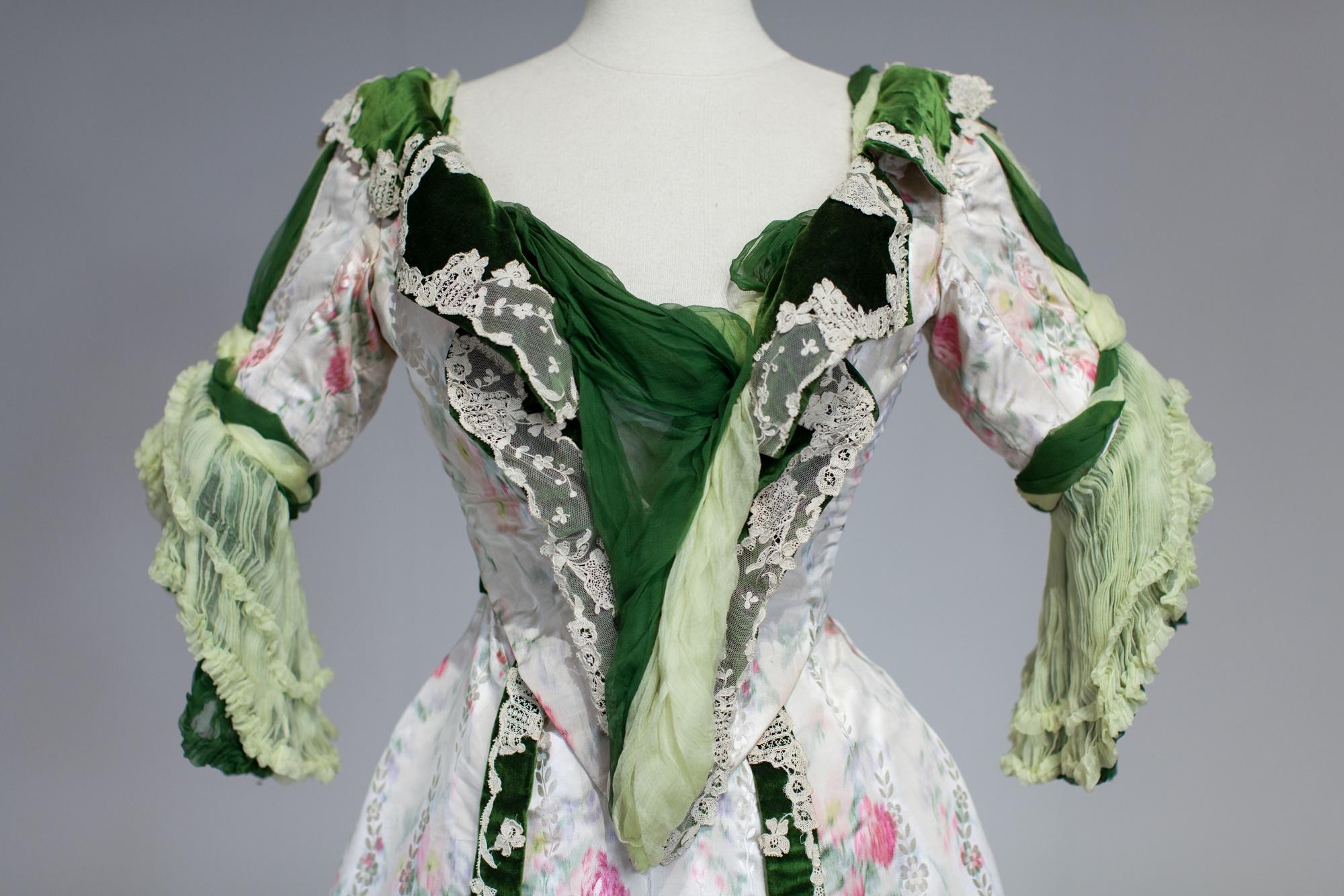 Edwardian French Couture Ball-gown with furbelows on Chiné Silk Circa 1900 In Good Condition In Toulon, FR