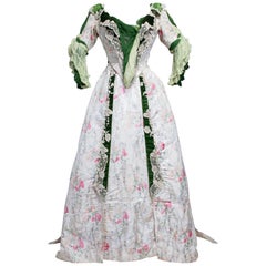 Robe de bal Edouardienne de Couture Française avec volants sur soie Chiné Circa 1900