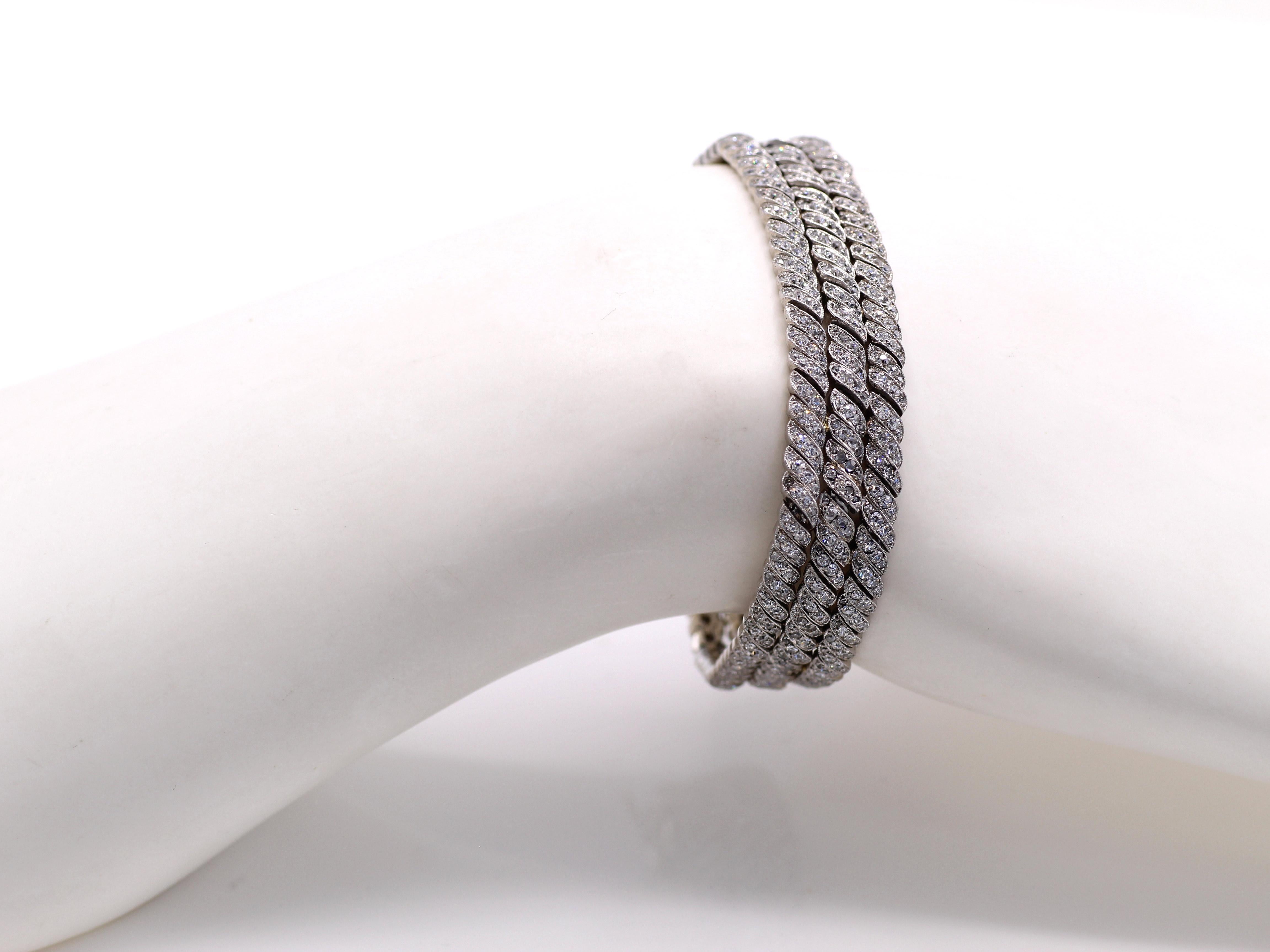 Dieses wunderschön gestaltete und meisterhaft handgefertigte französische edwardianische Armband von ca. 1915 besteht aus 201 flexiblen Elementen in Muschelform, die jeweils mit 4 kleinen runden Diamanten im Altschliff besetzt sind. Das Armband ist