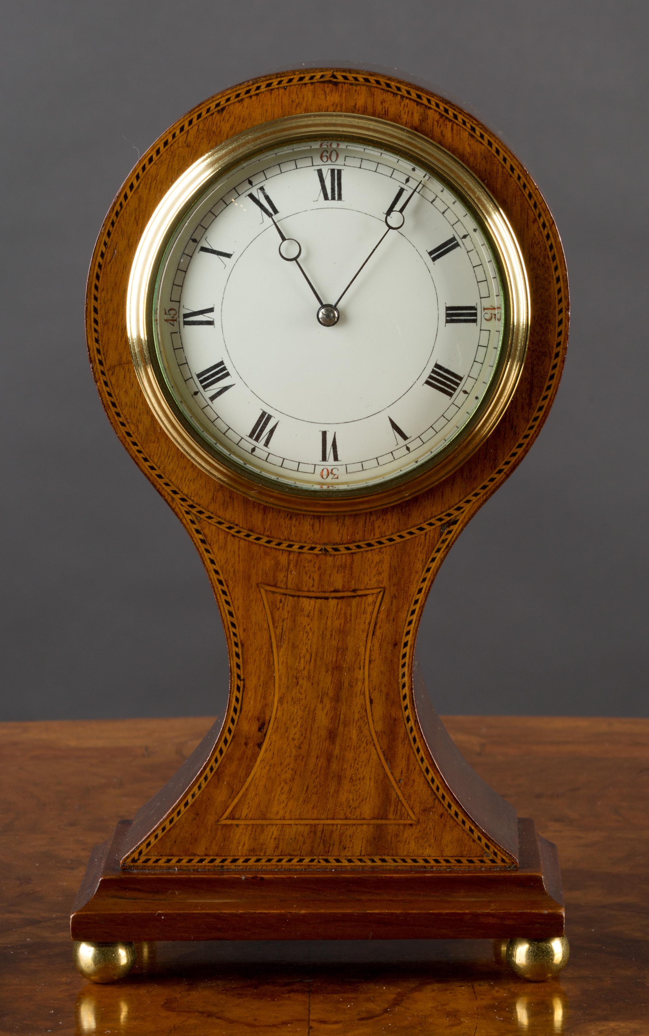 Français Horloge de cheminée à ballons en acajou de l'époque édouardienne française en vente
